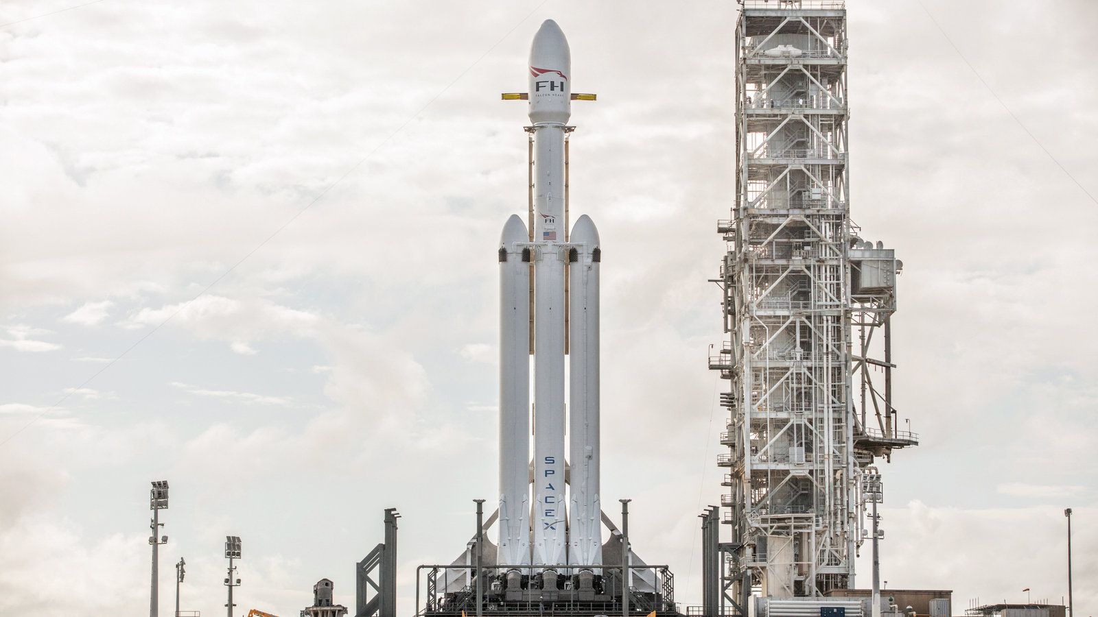 1600x900 SpaceX's Big Rocket, the Falcon Heavy, Finally Reaches the Launchpad