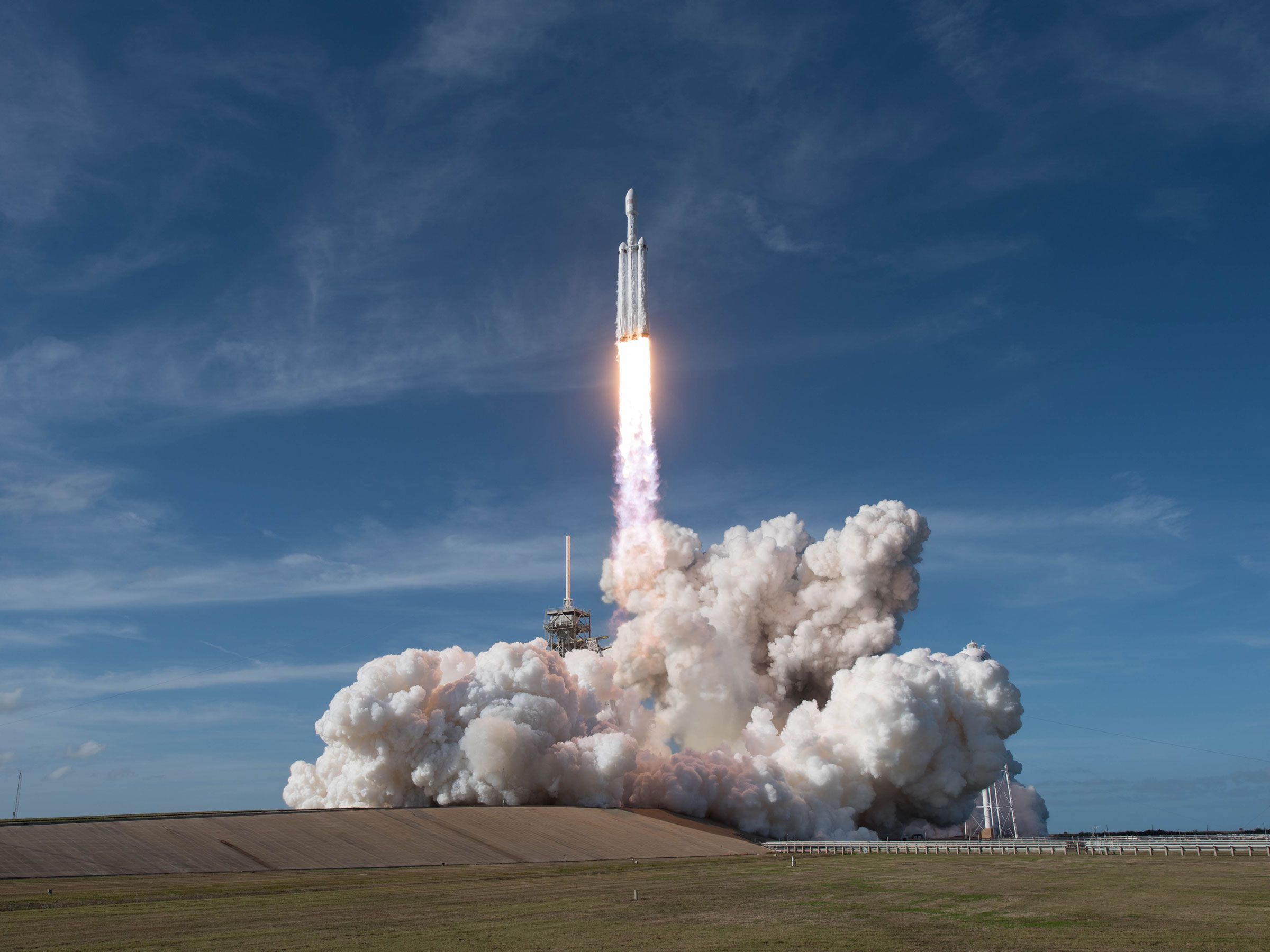 2400x1800 Watch SpaceX Launch a Falcon Heavy on Its First Real Mission