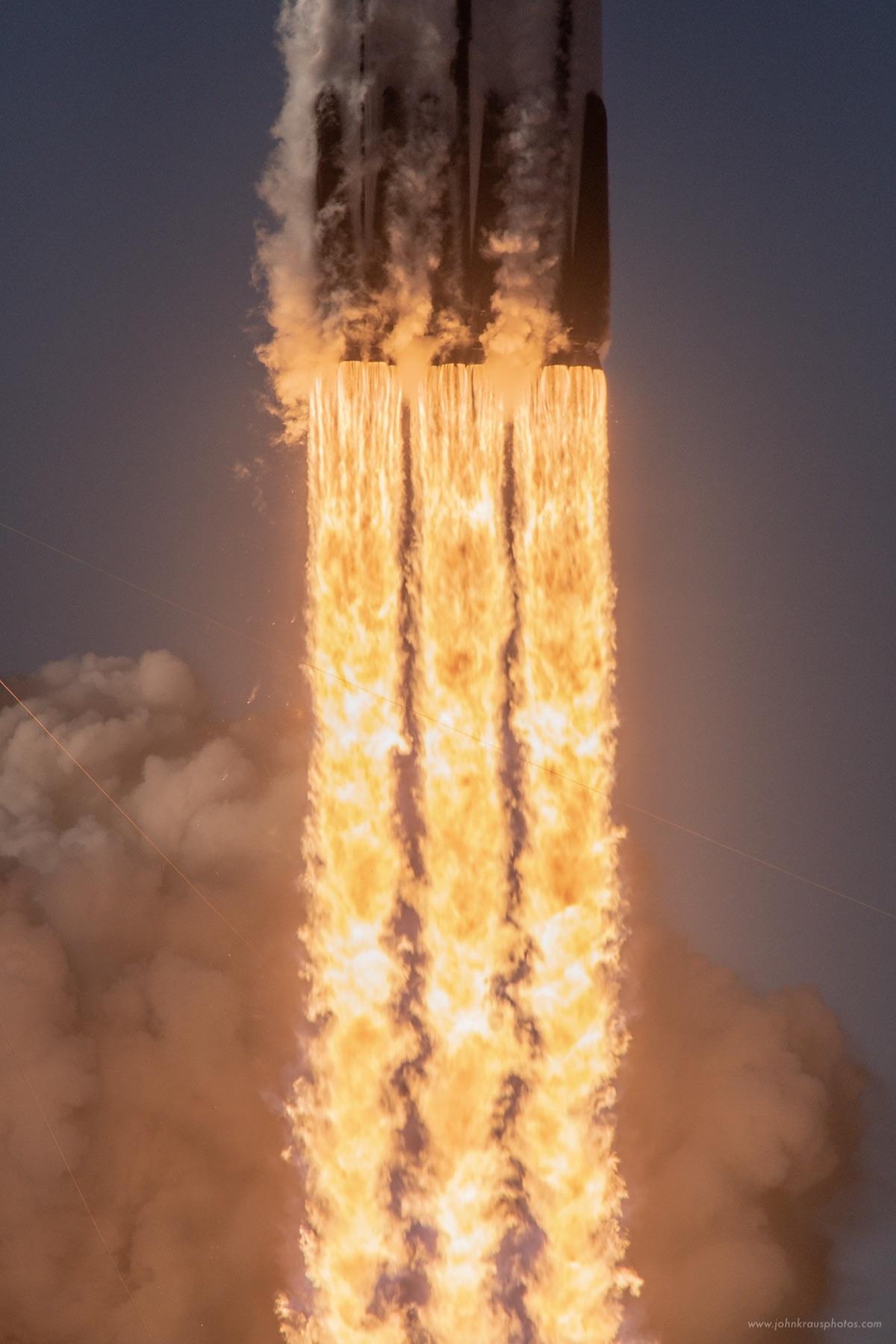 1200x1800 Photo I shot of yesterday's Falcon Heavy launch