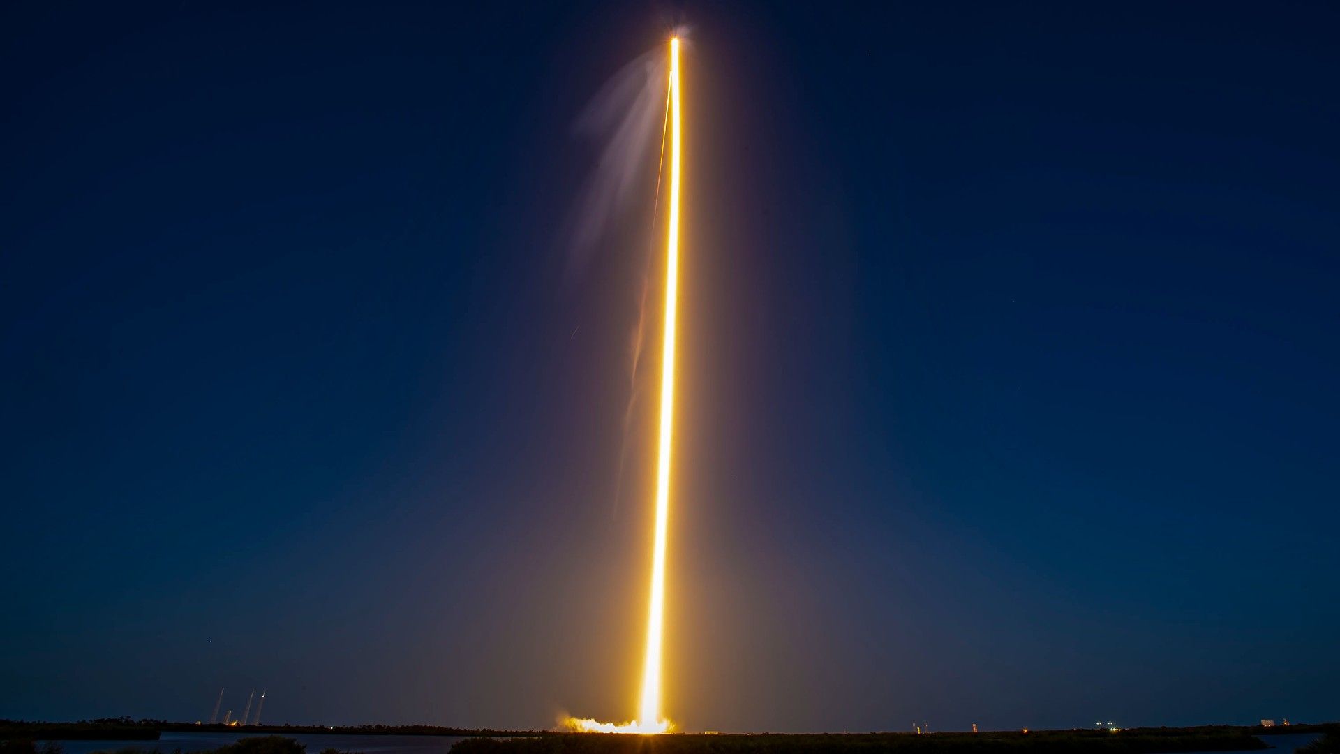 1920x1080 SpaceX Falcon Heavy lights up the sky in incredible launch photo