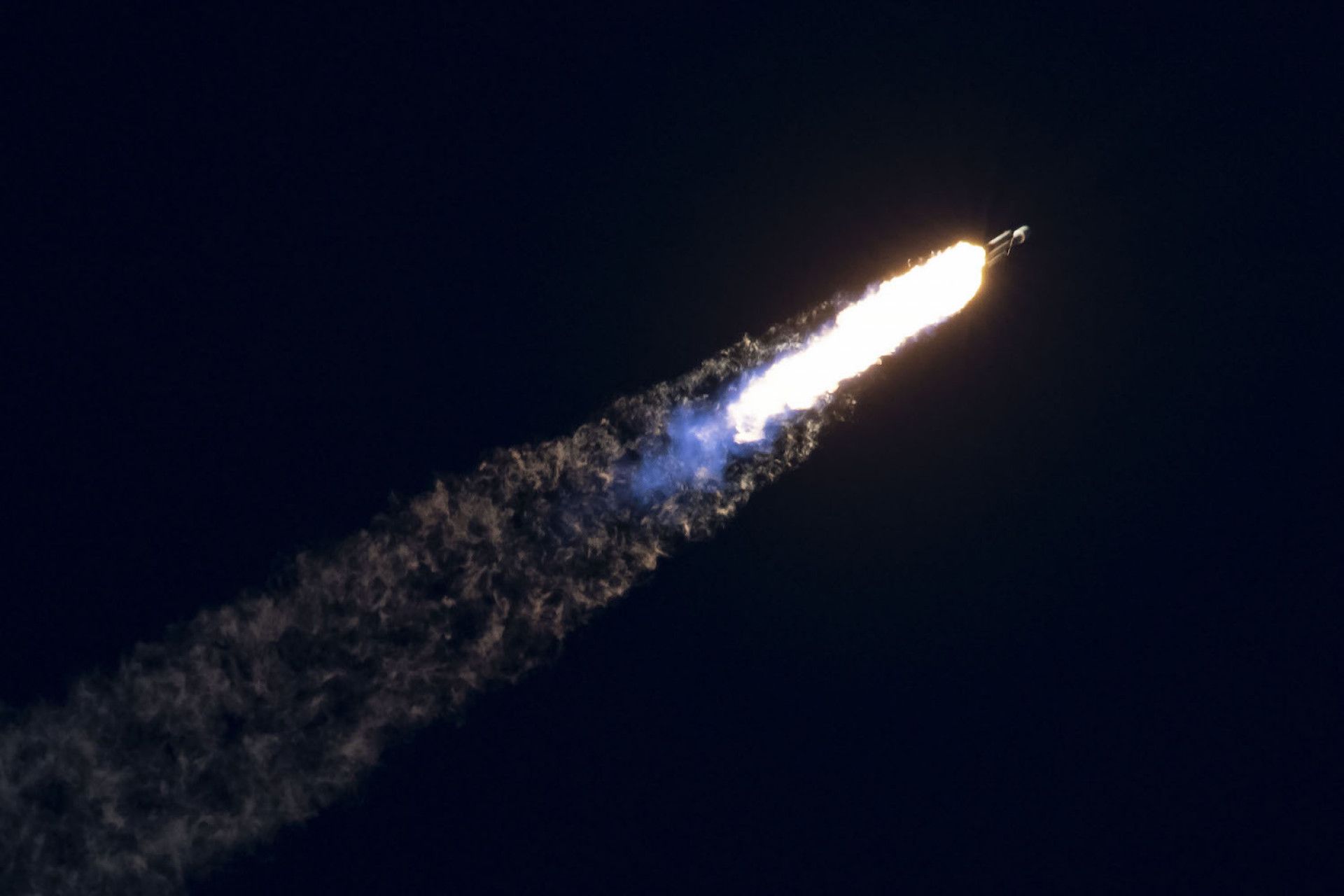 1920x1280 SpaceX shares stunning image of its latest Falcon Heavy launch