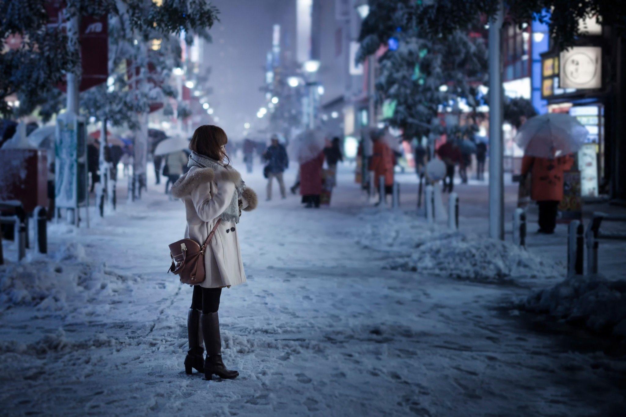Бредя по улице. Зимняя улица. Люди в городе зимой. Зимний город. Девушка в заснеженном городе.