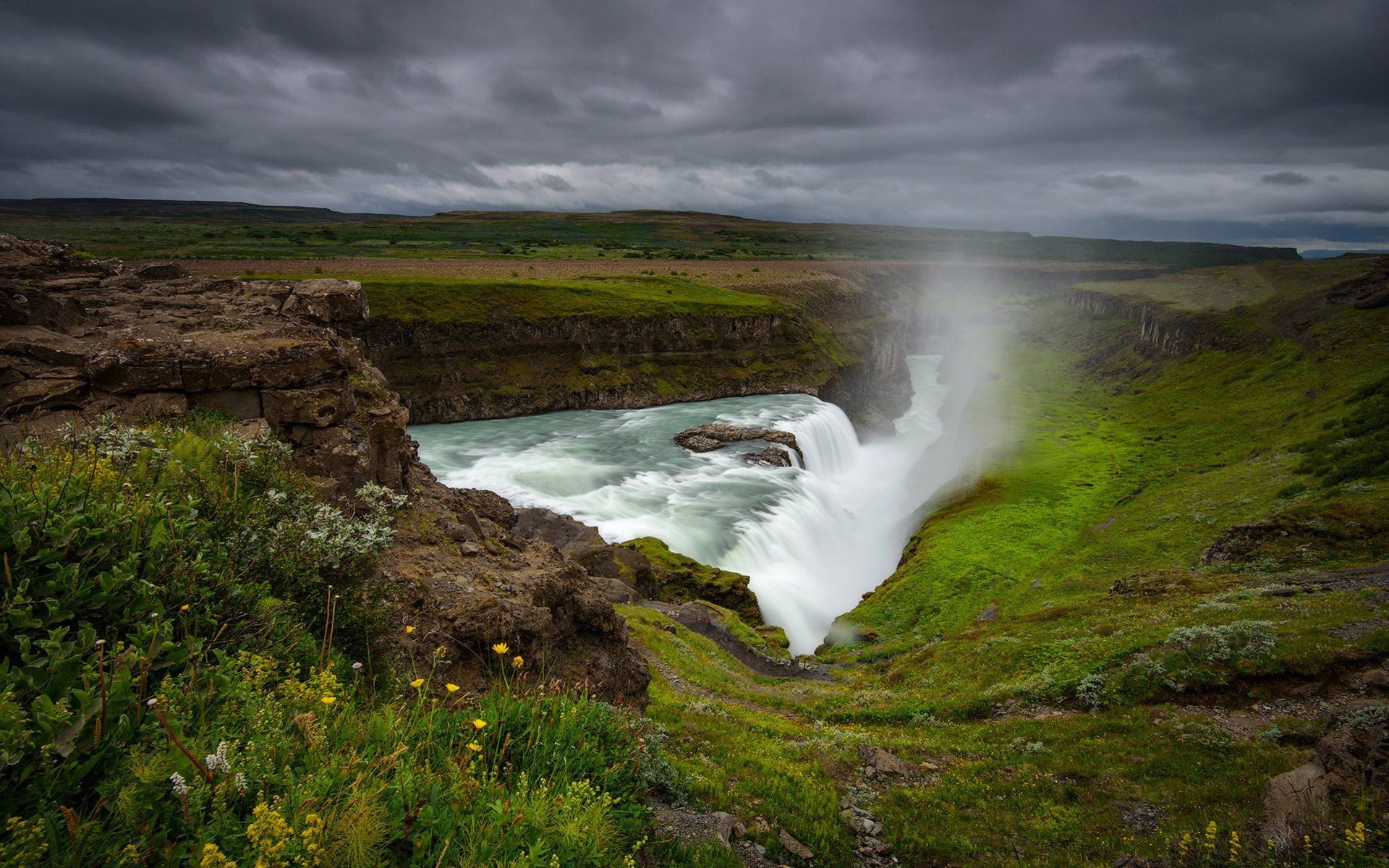 1920x1200 Gullfoss Green: Iceland's Cliffside Waterfall (4K Ultra HD Wallpaper)x2400