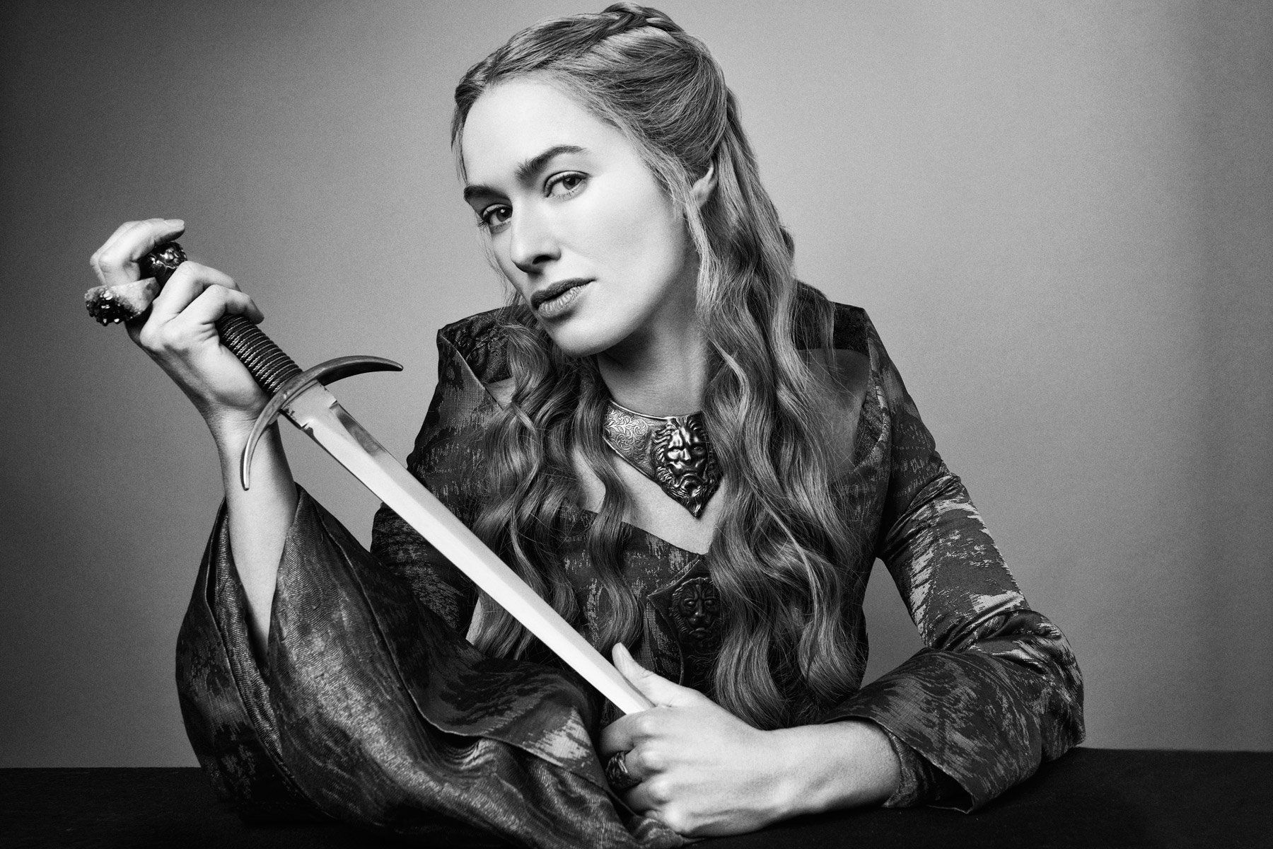 1800x1200 Cersei Lannister Black & White HD Wallpaper: A Regal Presence with a Swordx1200