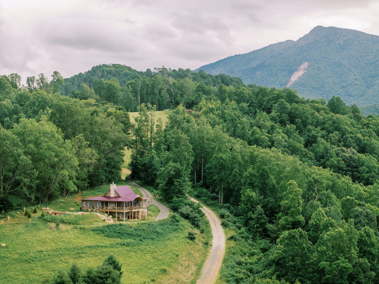 1600x1200 This Western North Carolina Mountain Retreat Is Straight Out of a Storybook
