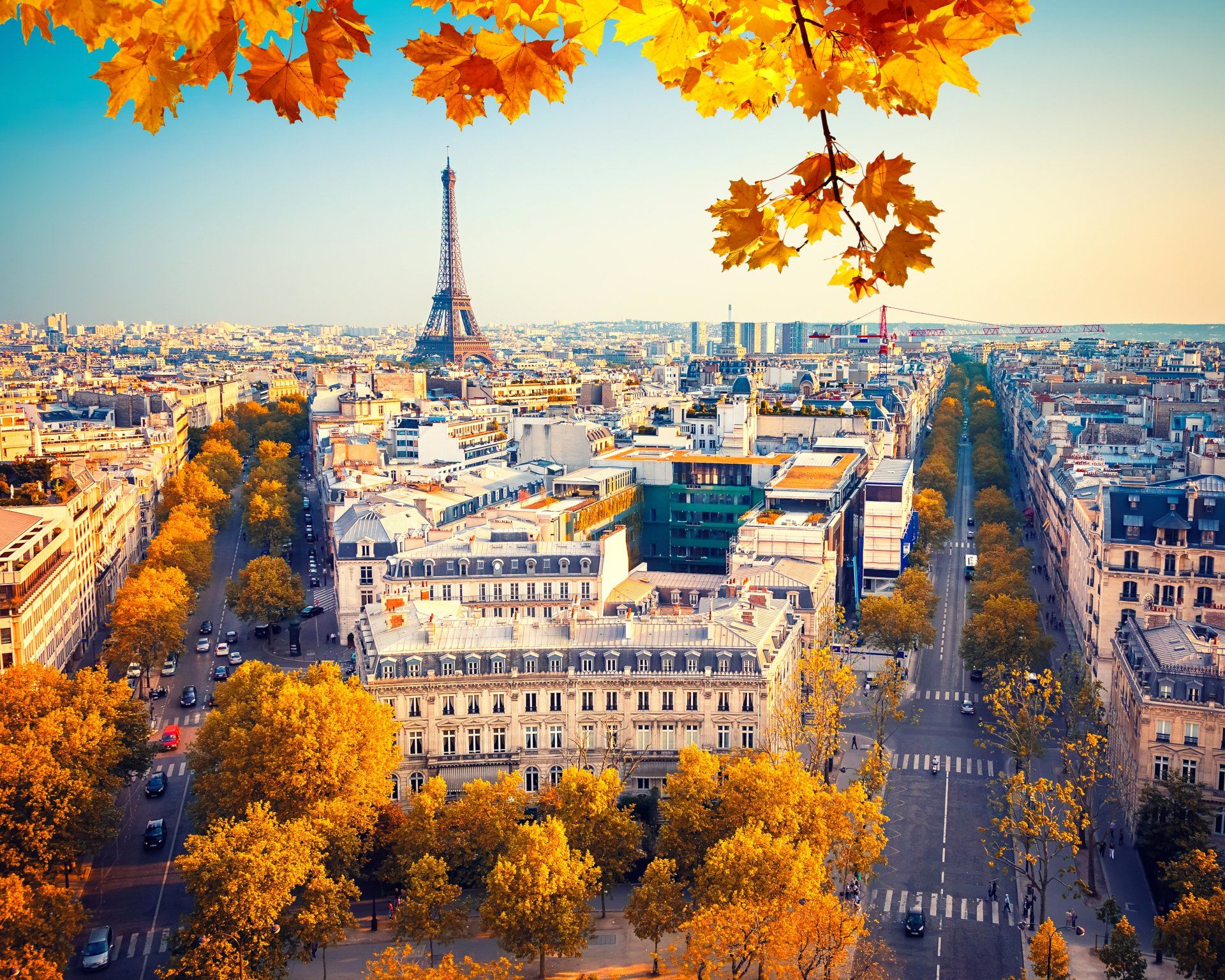 1920x1536 Autumn Glow Over Paris: Stunning 4K Eiffel Tower Cityscape Wallpaperx3669