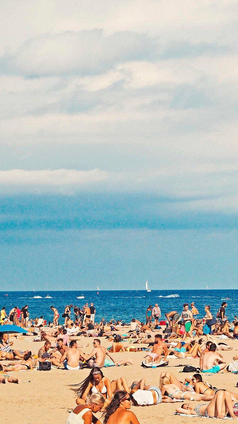 800x1422 Crowded Beach People Image Wallpaper