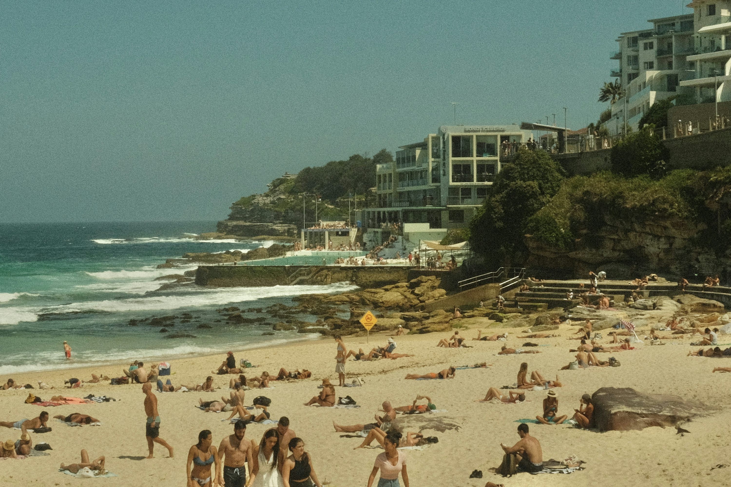 3000x2000 Many people are on the beach and in the water photo