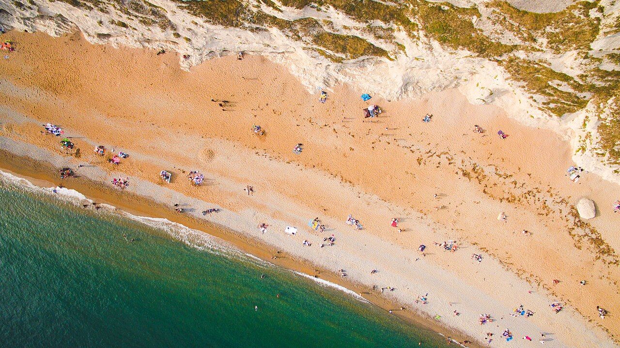 1280x719 Crowded sand beach drone view