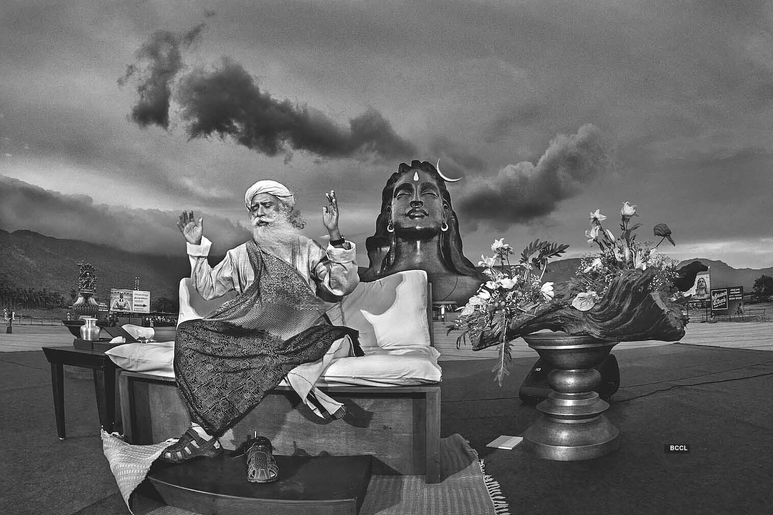 1516x1009 Striking picture of Sadhgurus of Raghu Rai- The Etimes Photogallery
