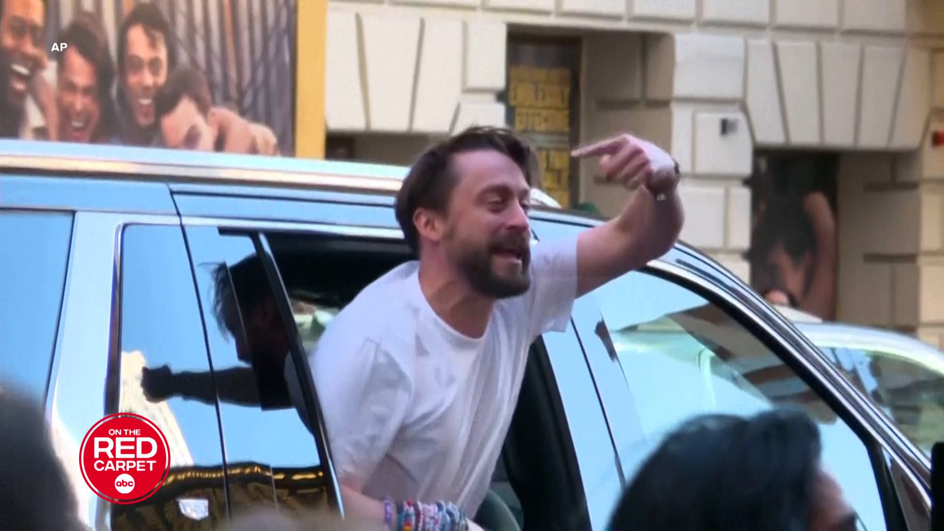 1920x1080 Kieran Culkin Surprises Fans And Former Co Star With Broadway Drive By
