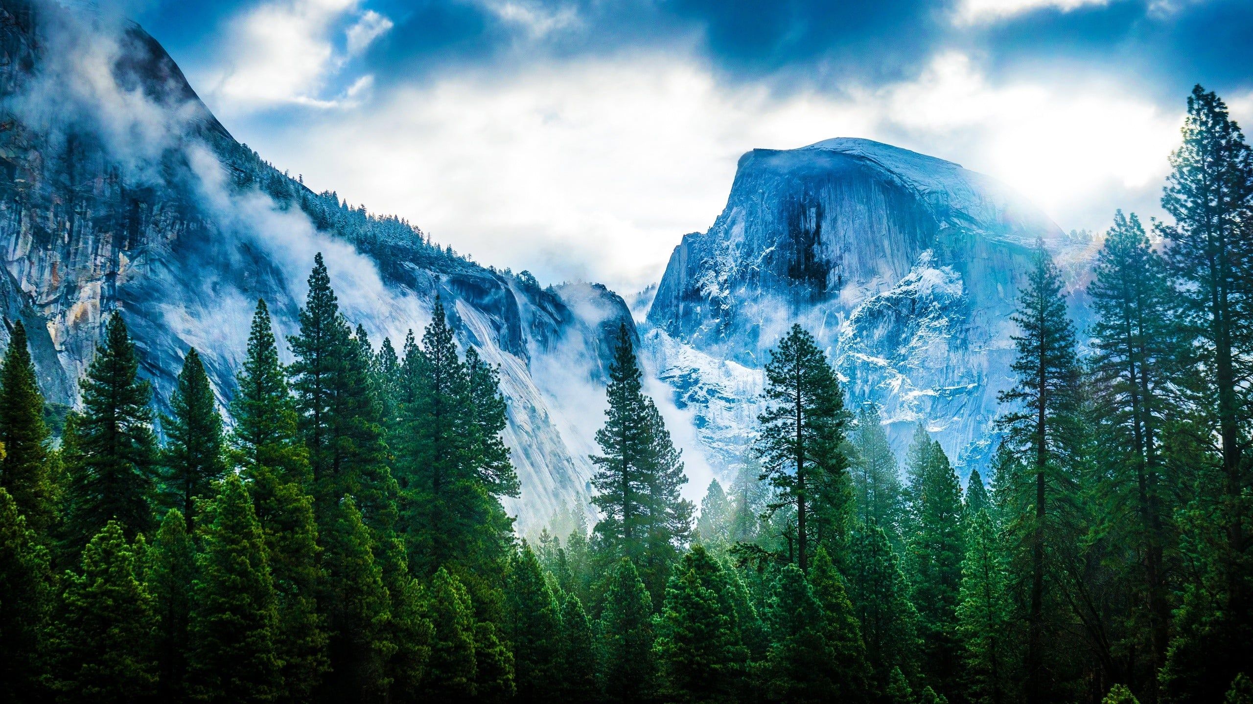 2560x1440 Fog in the mountains Wallpaper 2K for Desktop