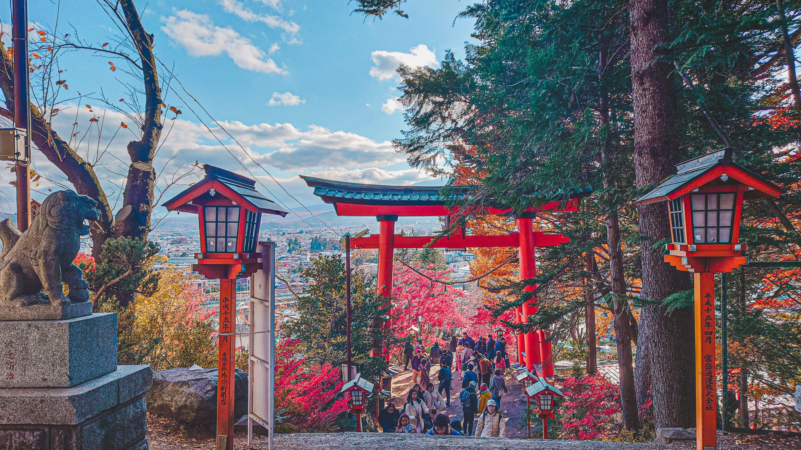2560x1440 Autumn Escape: Day Trip from Tokyo to Fujiyoshida's Hidden Gems