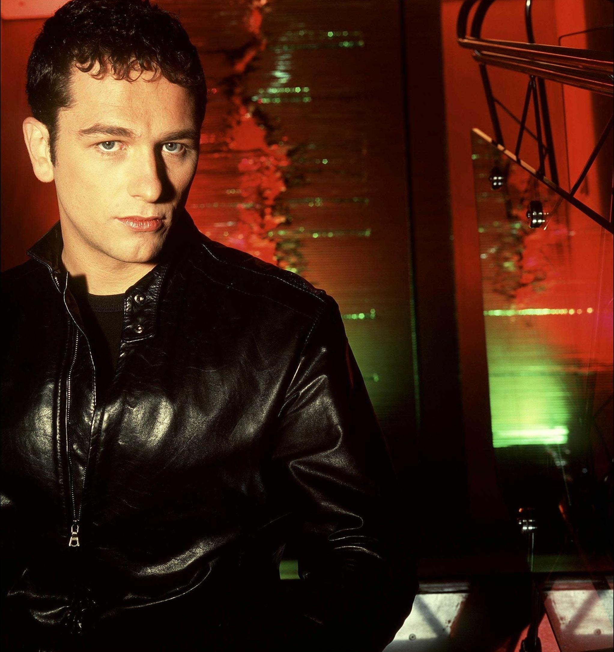 2045x2172 Matthew Rhys Wallpaper
