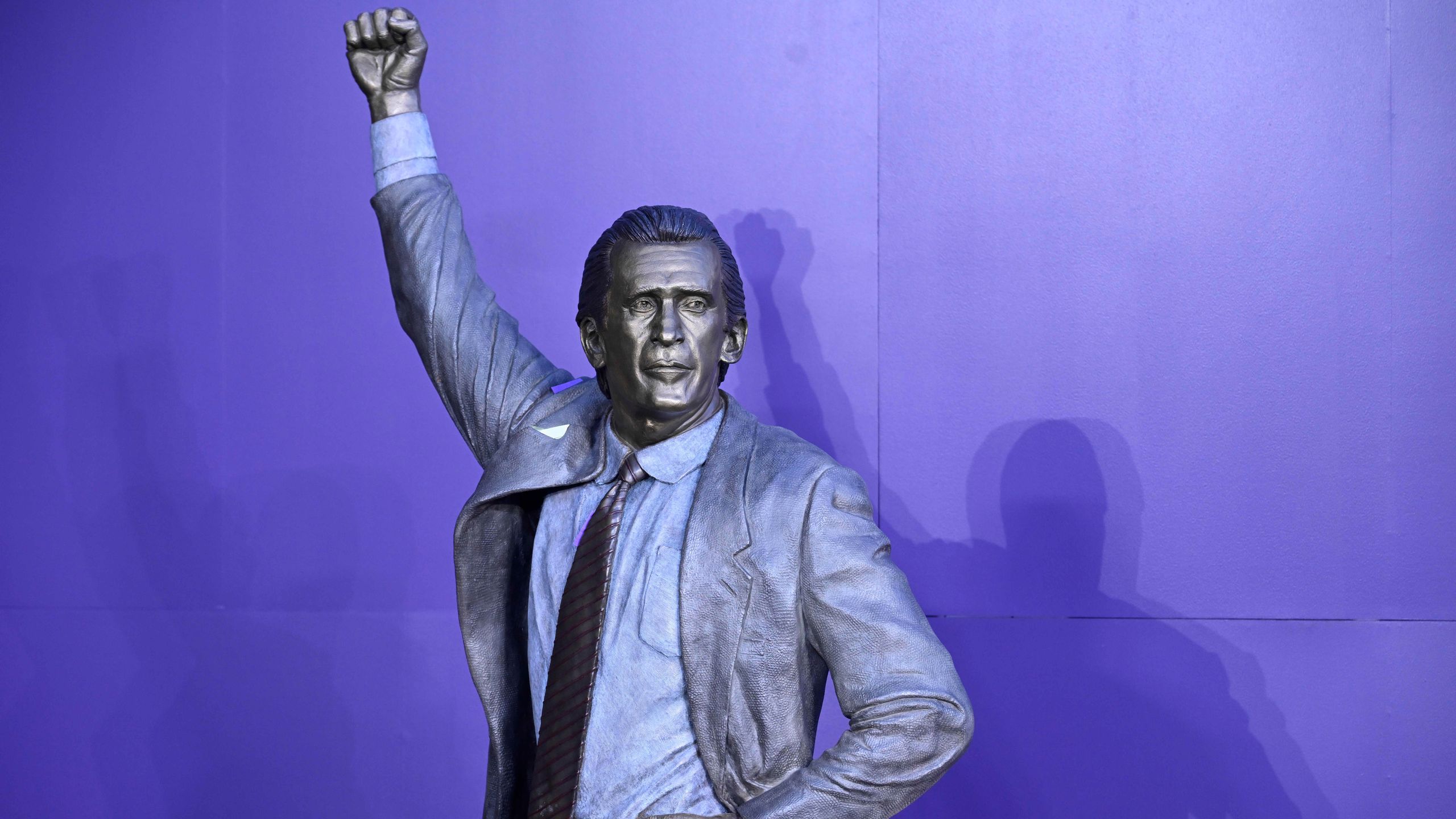 2560x1440 Yes, the Pat Riley Statue Is Wearing Armani