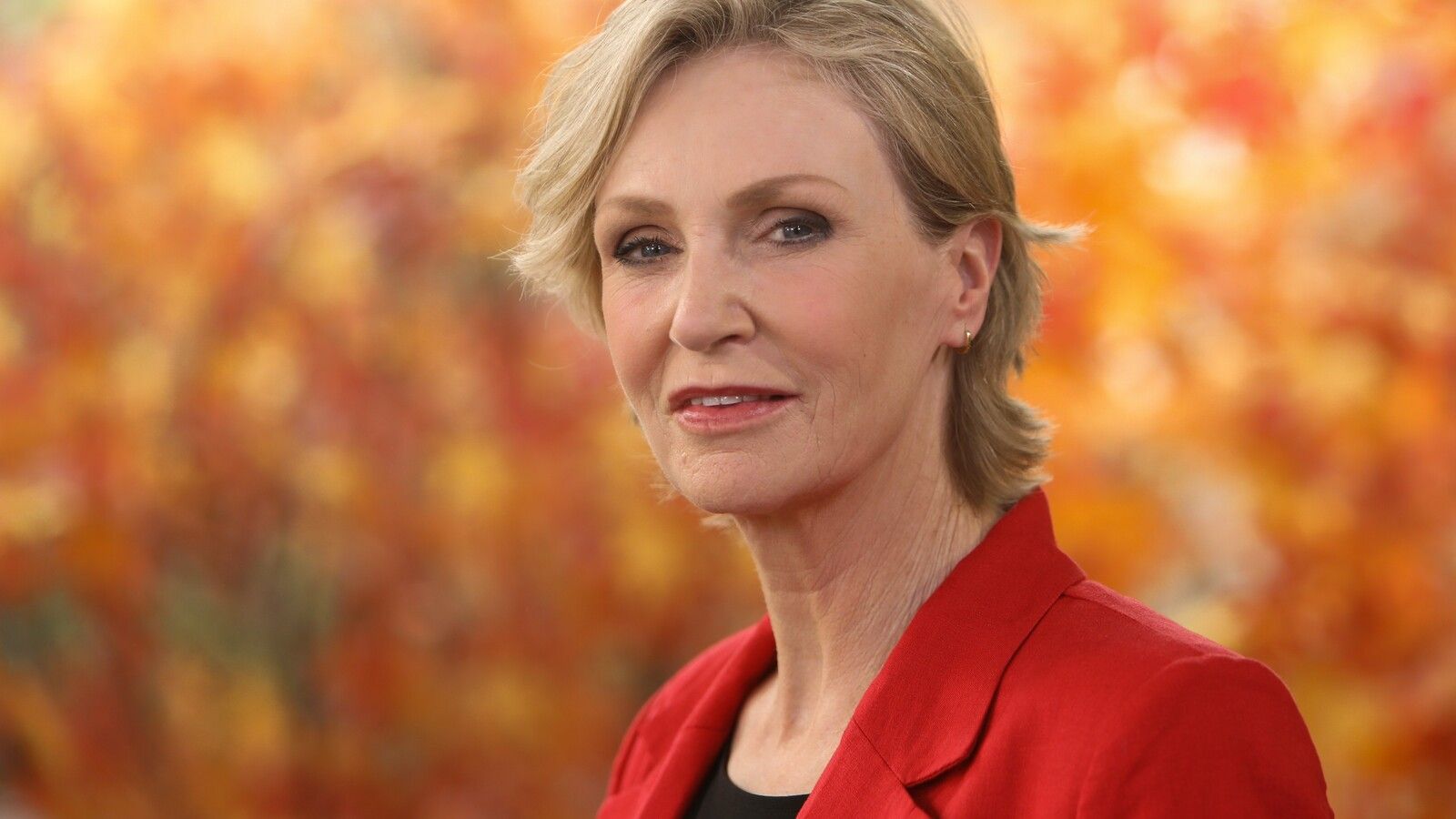 1600x900 Jane Lynch's kitchen cabinets will outlast any other color trend. Homes and Gardens