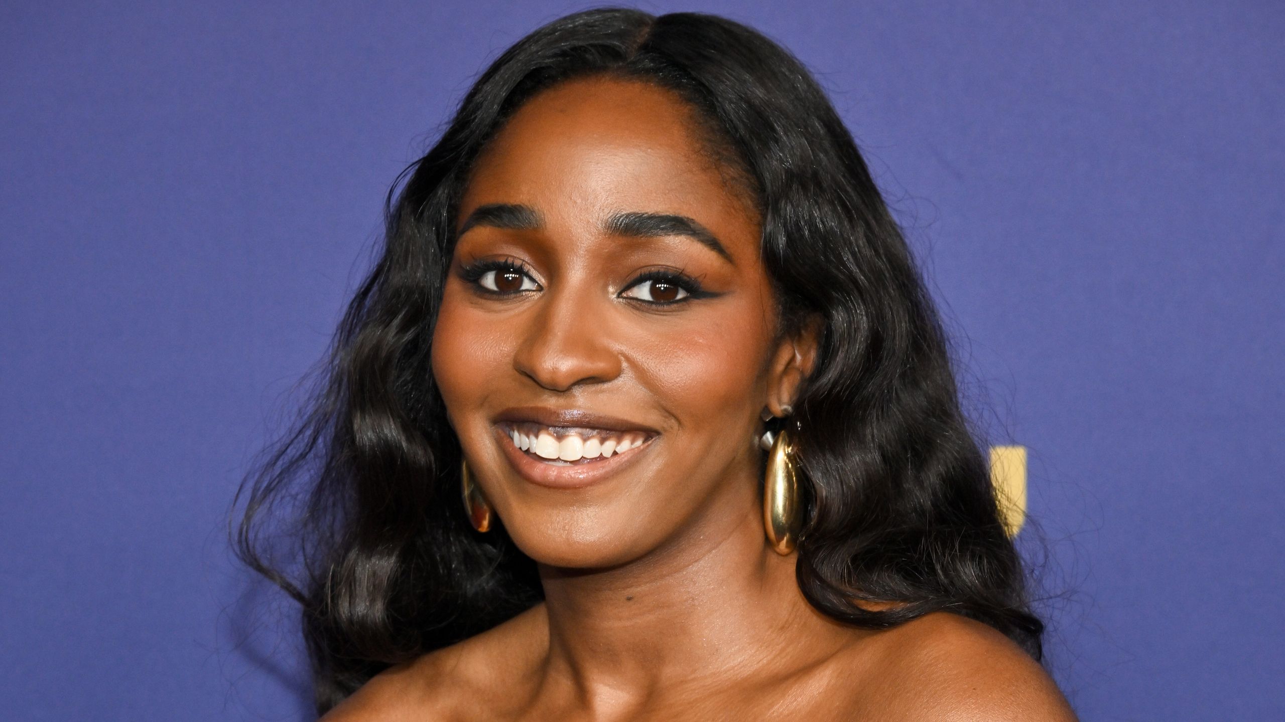 2560x1440 Give Ayo Edebiri's Metallic Cat Eye Manicure All the Awards, Please—See the Photo