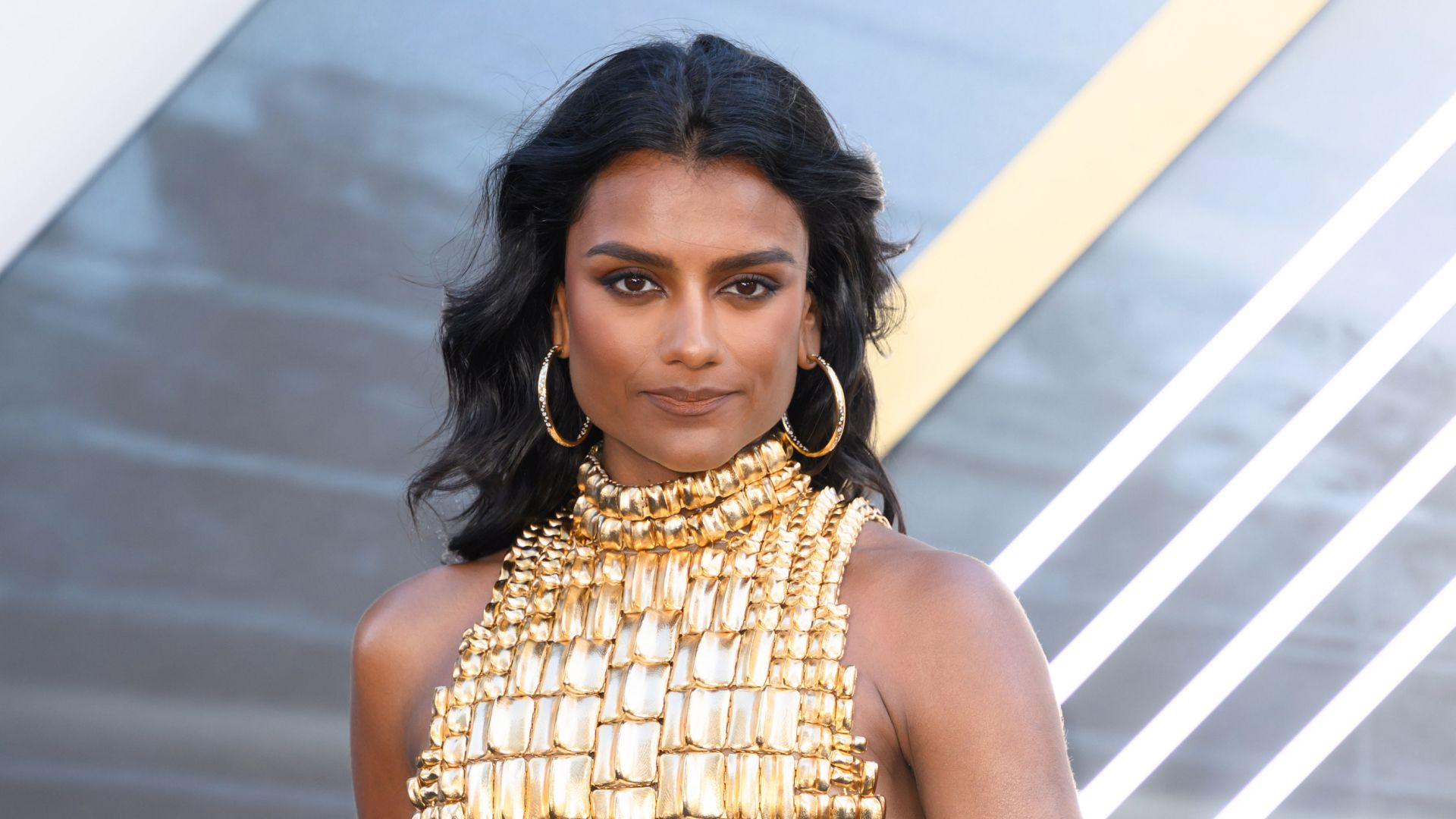 1920x1080 Simone Ashley's Wavy Hair Is My New Hyperfixation for Winter