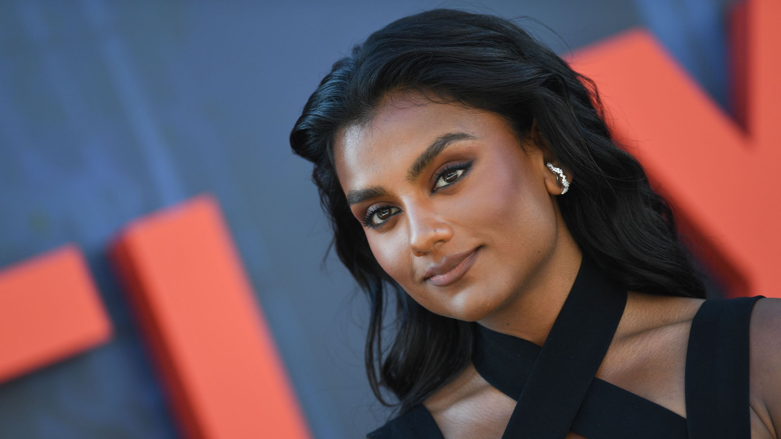 2560x1440 Simone Ashley's Cutout Dress Was So Glamorous