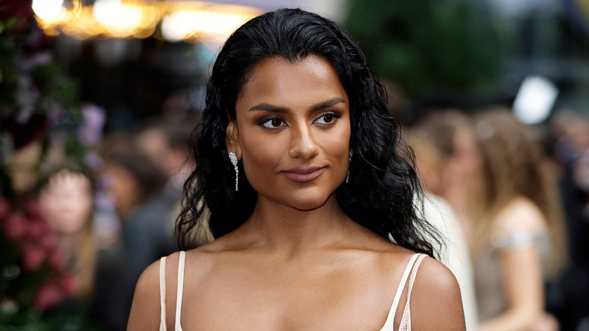1920x1080 Simone Ashley Debuted Choppy Bangs at the Fashion Awards