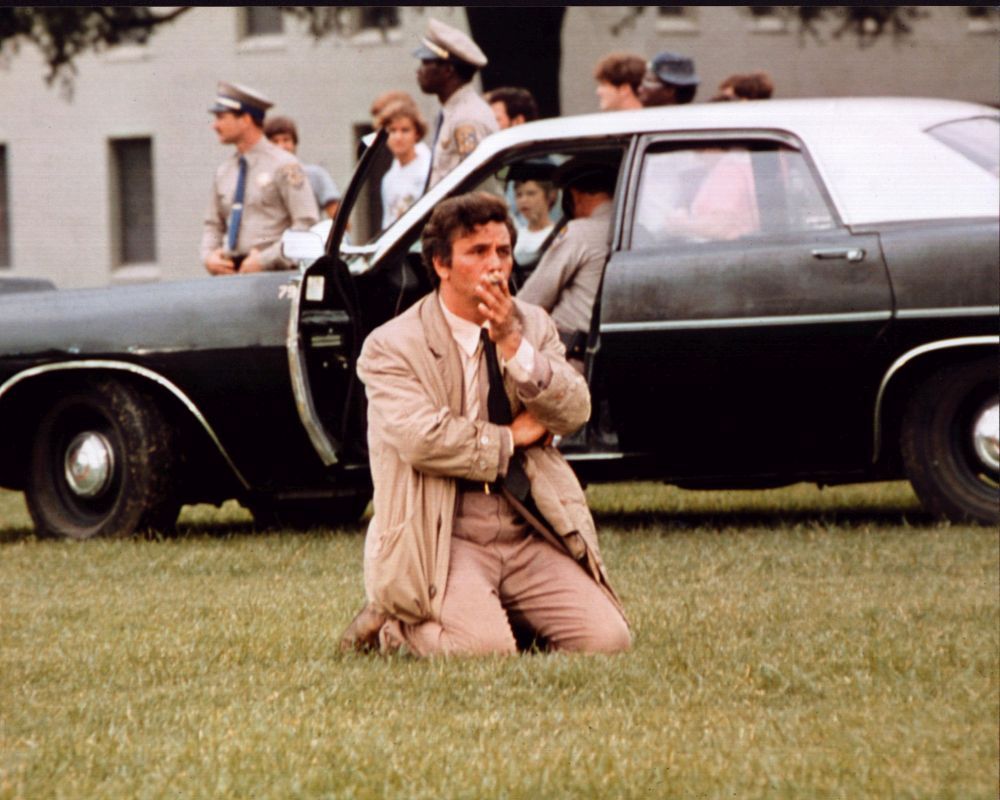 1000x800 Peter Falk Kneeling In Grass In Columbo Photo Print (8 x 10)
