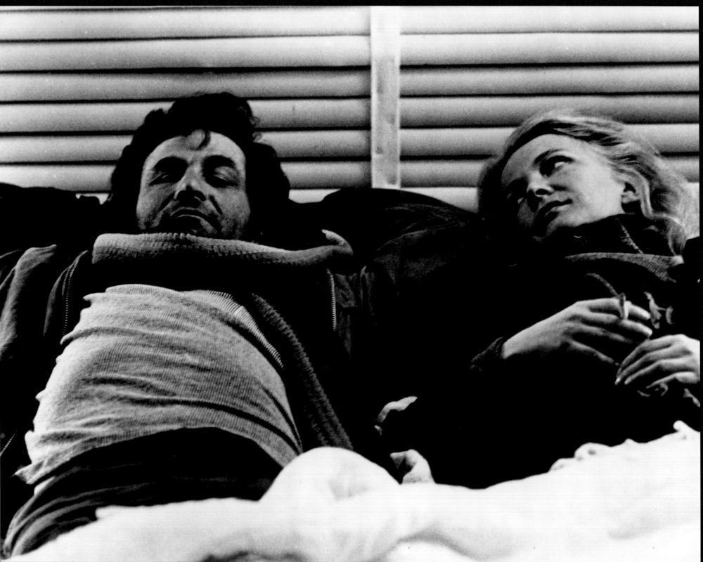 1000x800 Peter Falk And Gena Rowlands Laying On Couch In A Woman Under The Influence Black And White Photo Print (8 x 10)