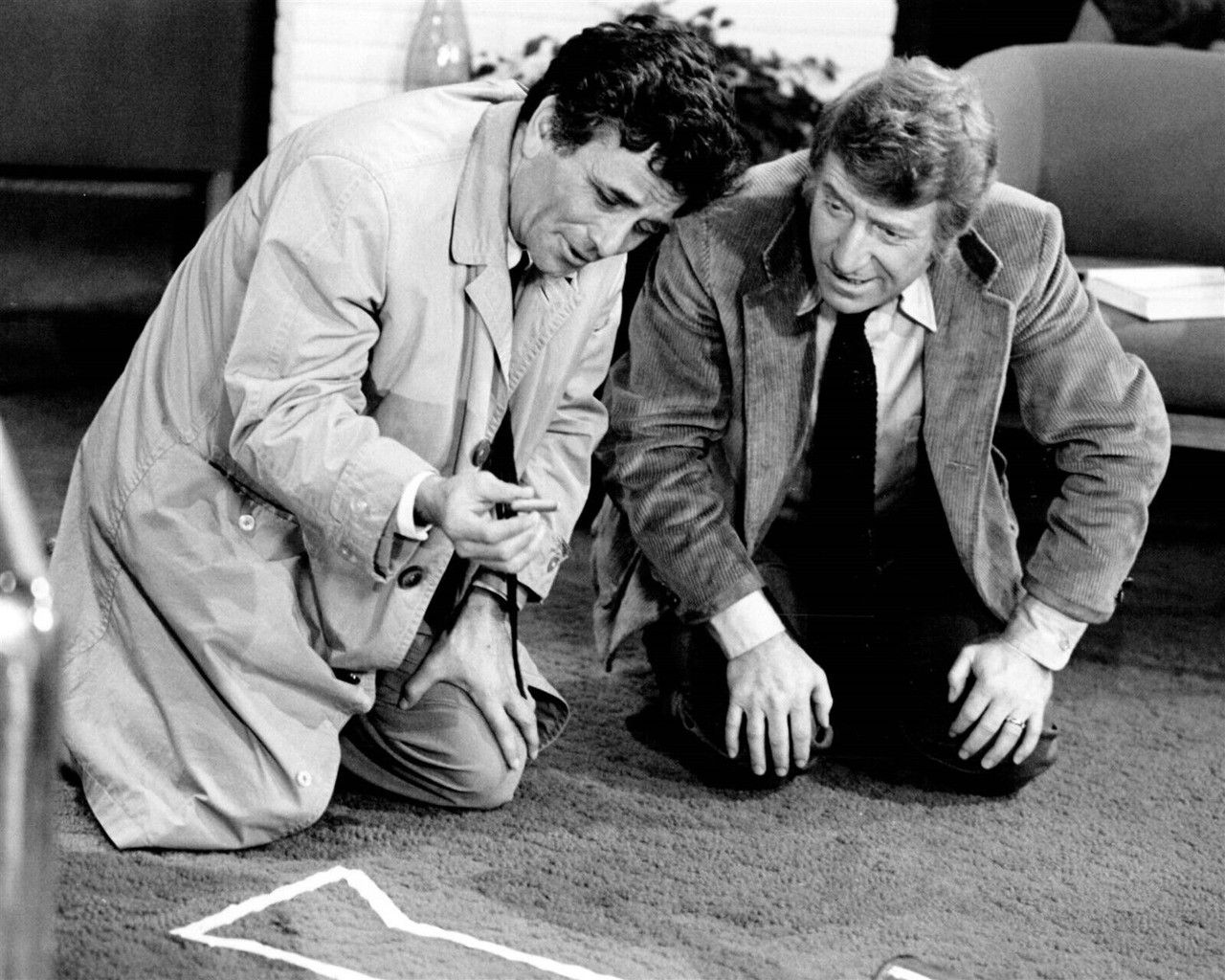 1280x1024 Columbo 1978 The Conspirators Peter Falk Clive Revill at crime scene 8x10 photo Movie Store