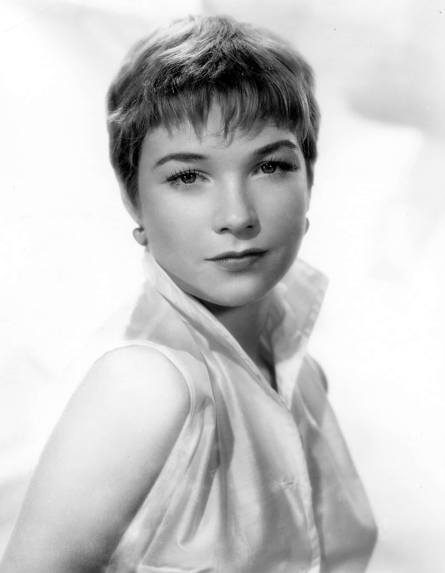 1492x1920 Download Shirley MacLaine Beautiful Black And White Wallpaper