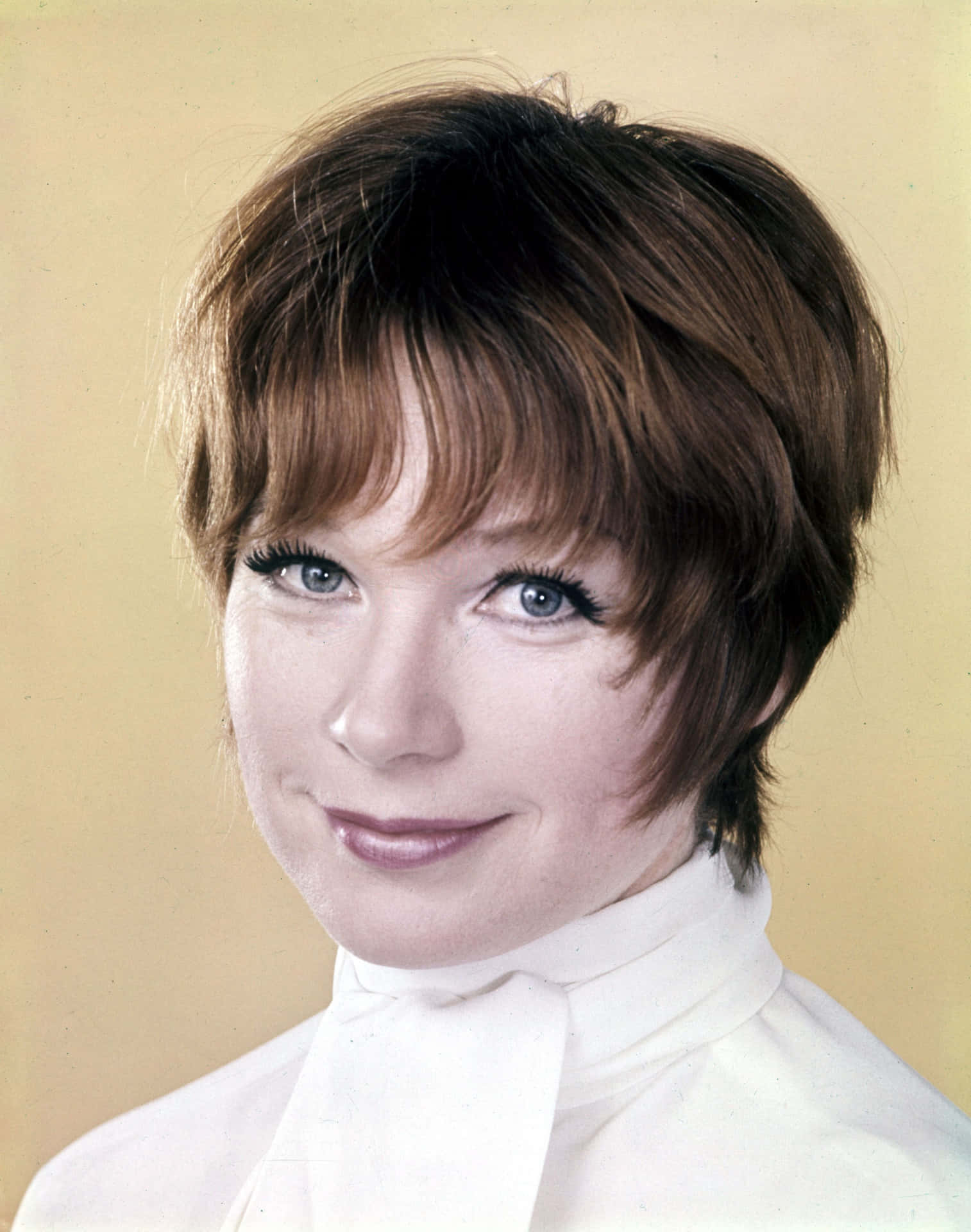 1514x1920 Download Shirley MacLaine Young Retro Wallpaper