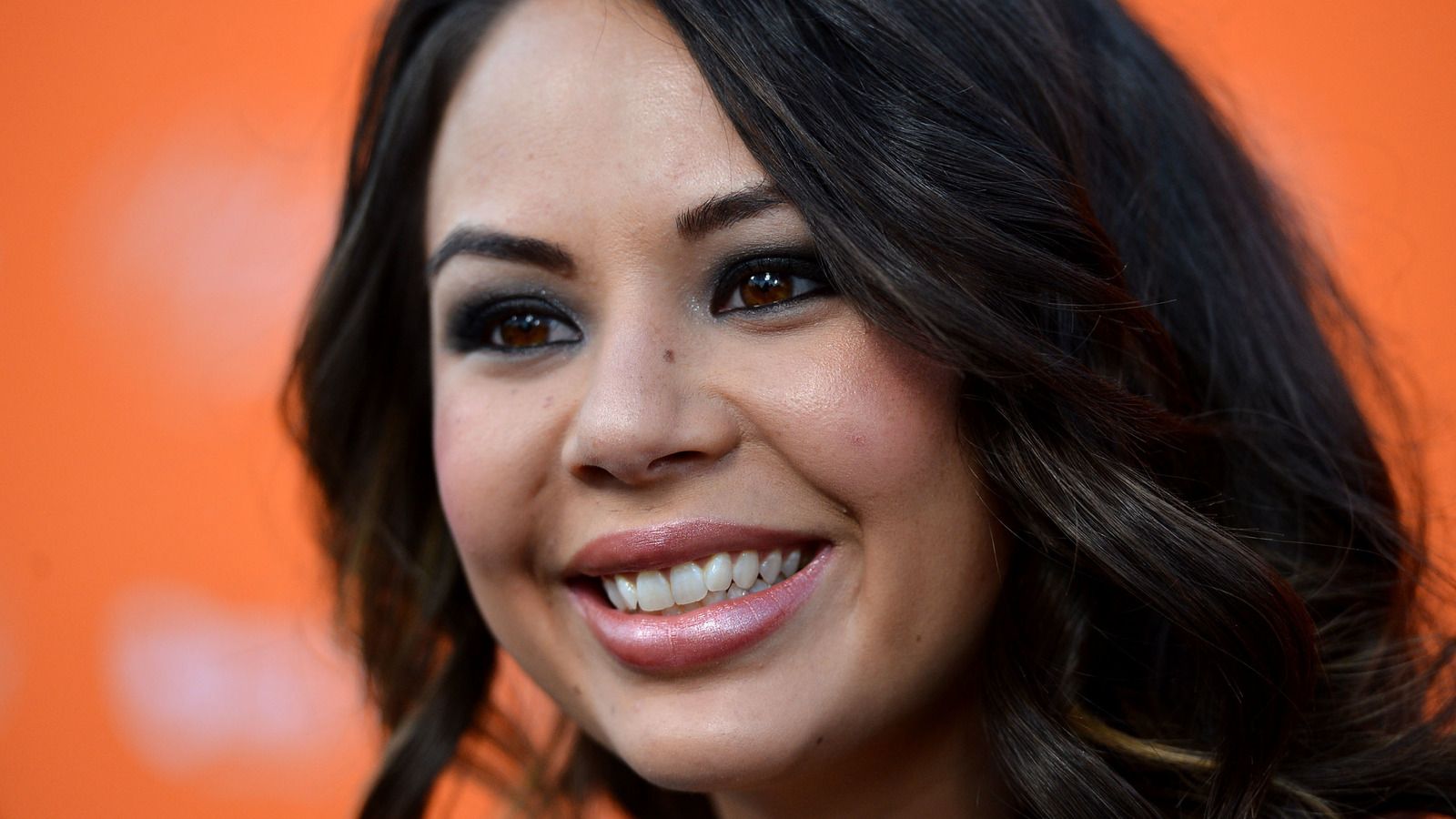 1600x900 The One Prop Janel Parrish Still Has From Pretty Little Liars