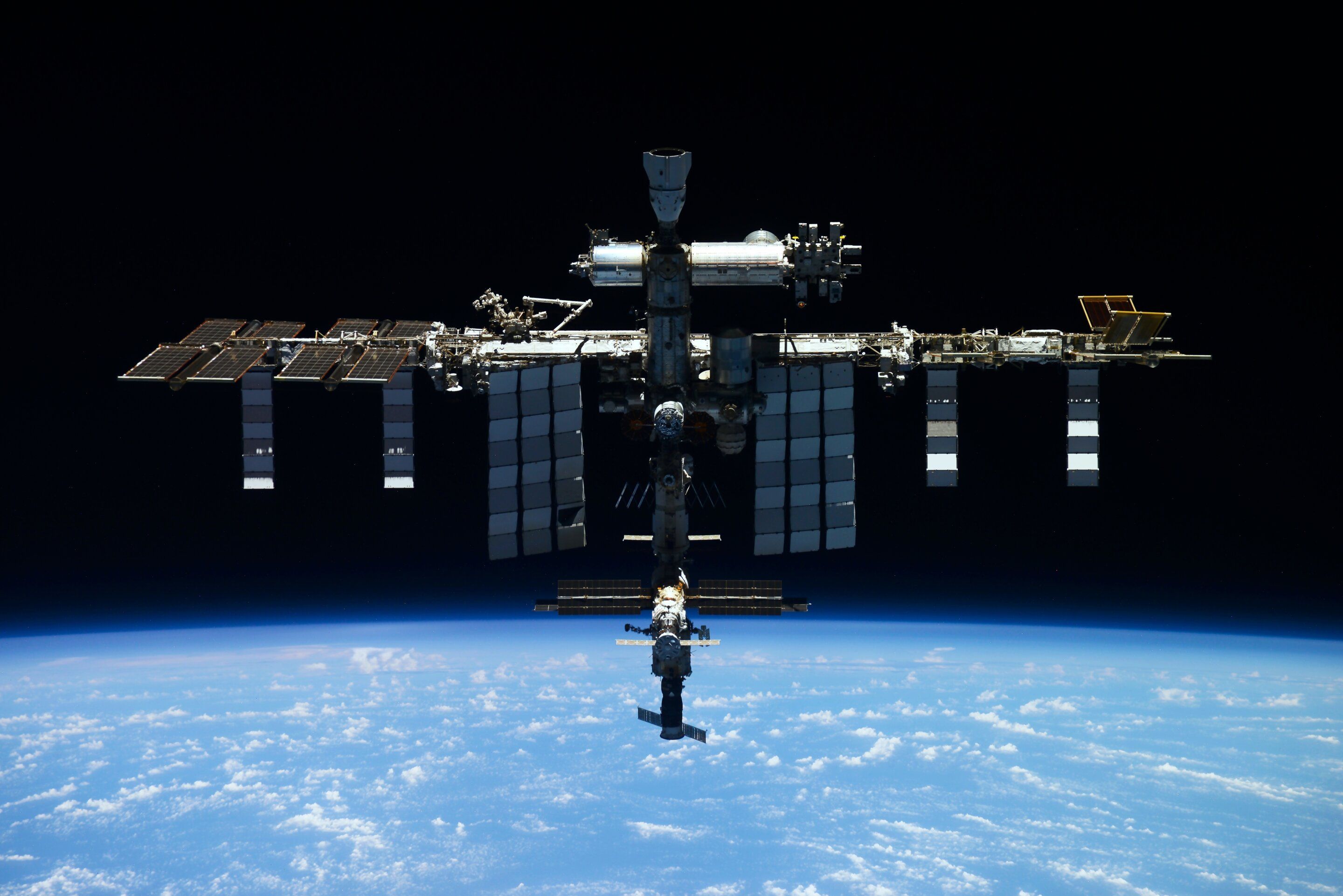 2880x1922 Roscosmos: Russian spacecraft leak caused
