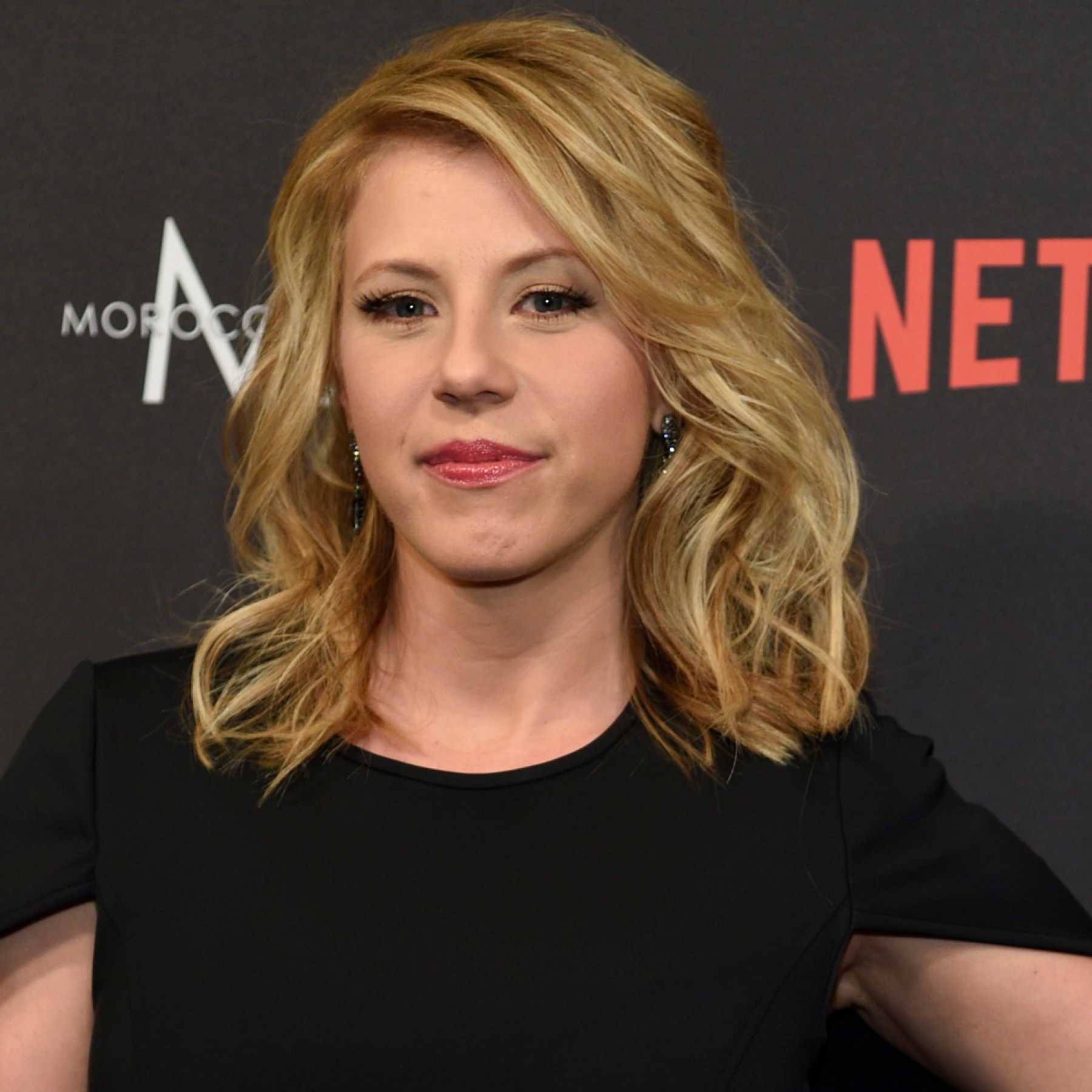 1800x1800 Cops throw actress Jodie Sweetin during Roe v. Wade protests