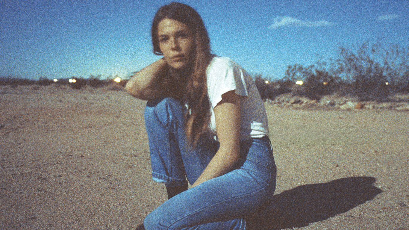 1366x768 Maggie Rogers Wallpaper