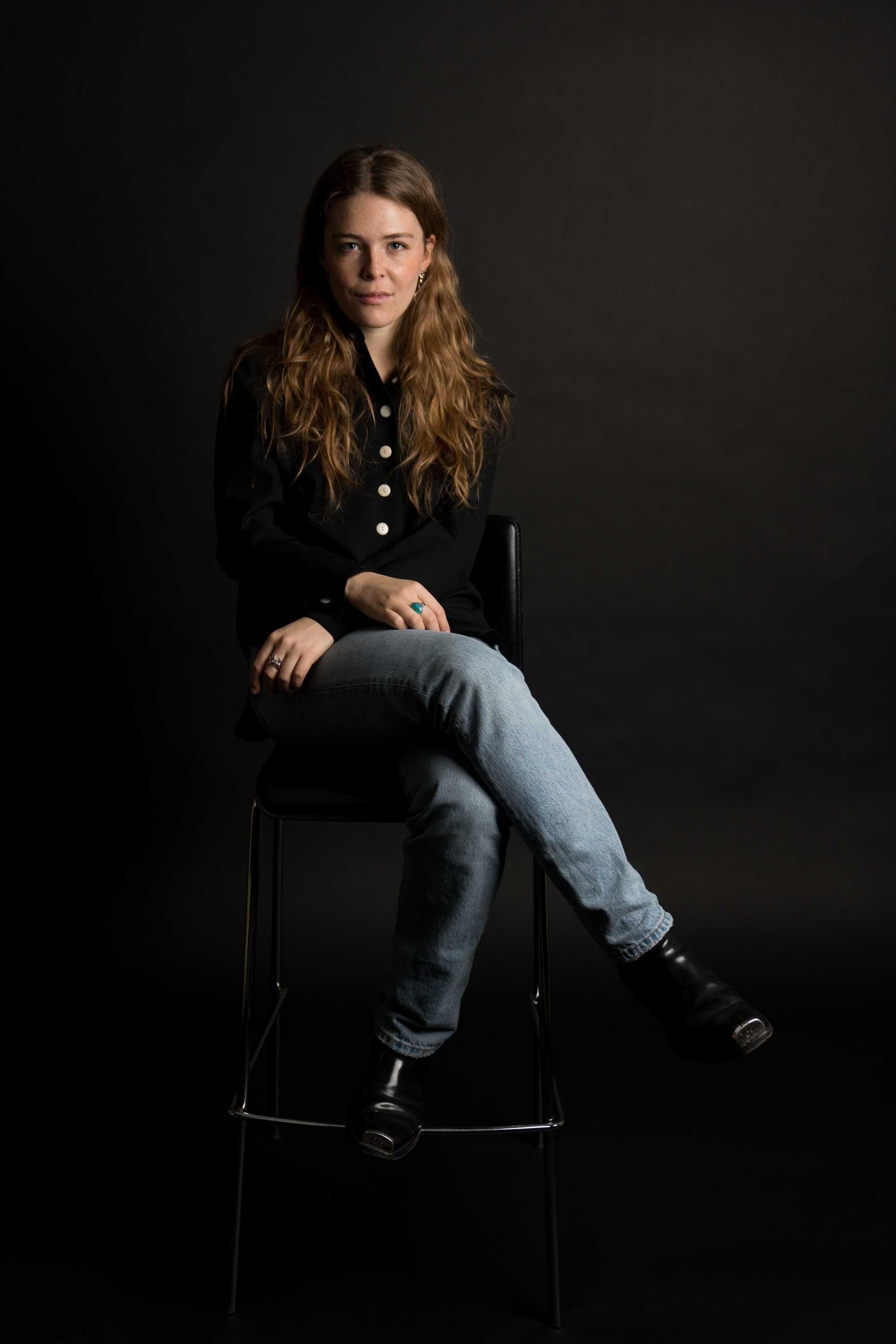 2001x3000 Maggie Rogers Wallpaper