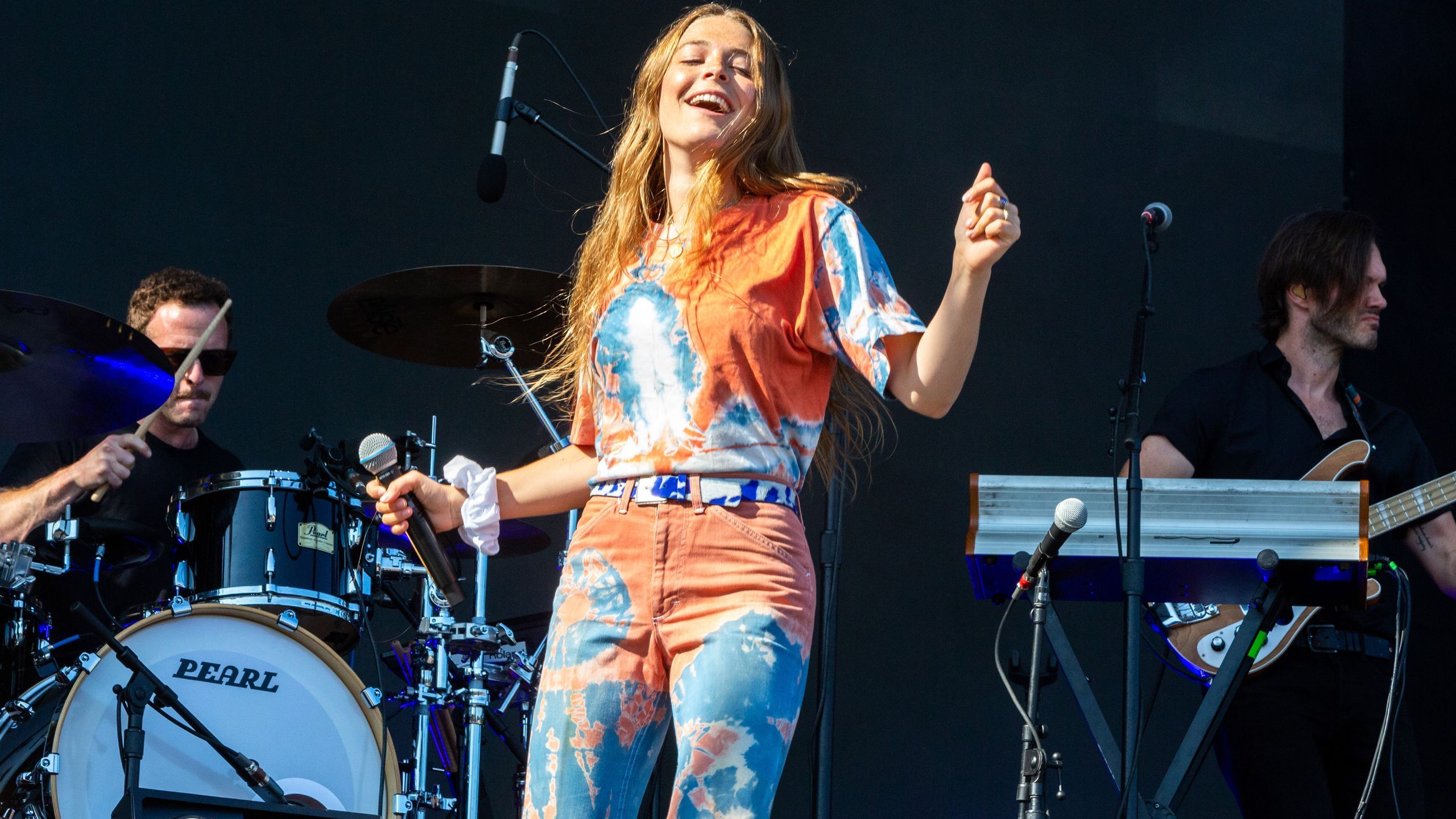 2560x1440 Maggie Rogers's Lollapalooza Look Is A Tie Dye Tribute To The Grateful Dead