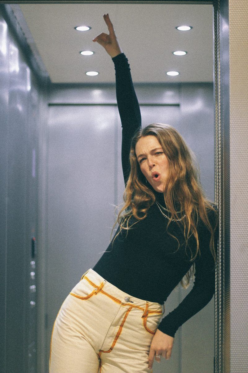 800x1200 Backstage with Maggie Rogers