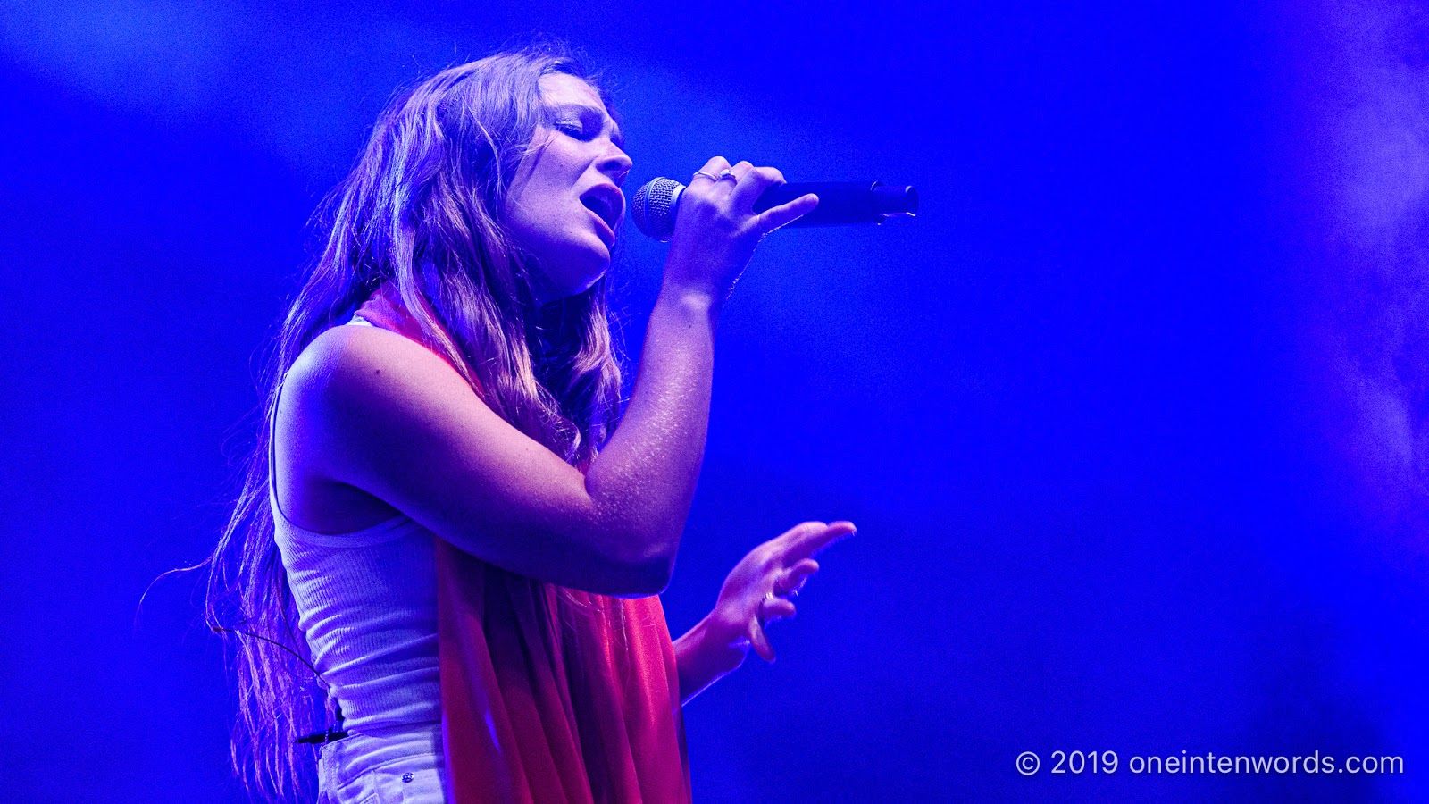 1600x900 one in ten words: Maggie Rogers at Echo Beach