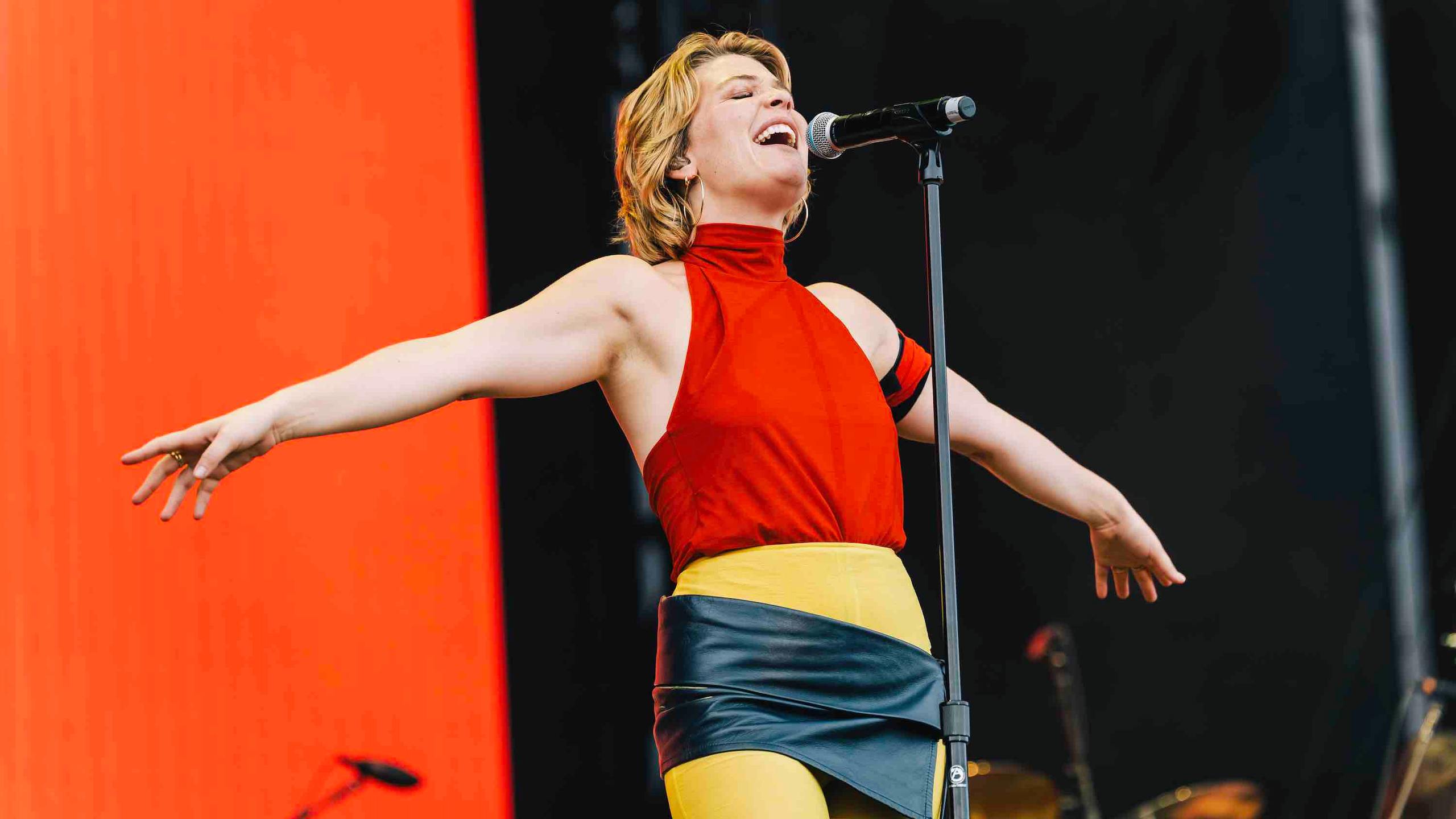 2560x1440 FLOOD Rogers, Laurie Anderson, and Maya Hawke Set for 2024 Tibet House Benefit Concert
