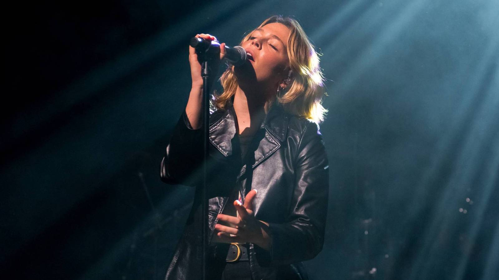 1600x900 Maggie Rogers Sings 'Night Changes' in Emotional Liam Payne Tribute