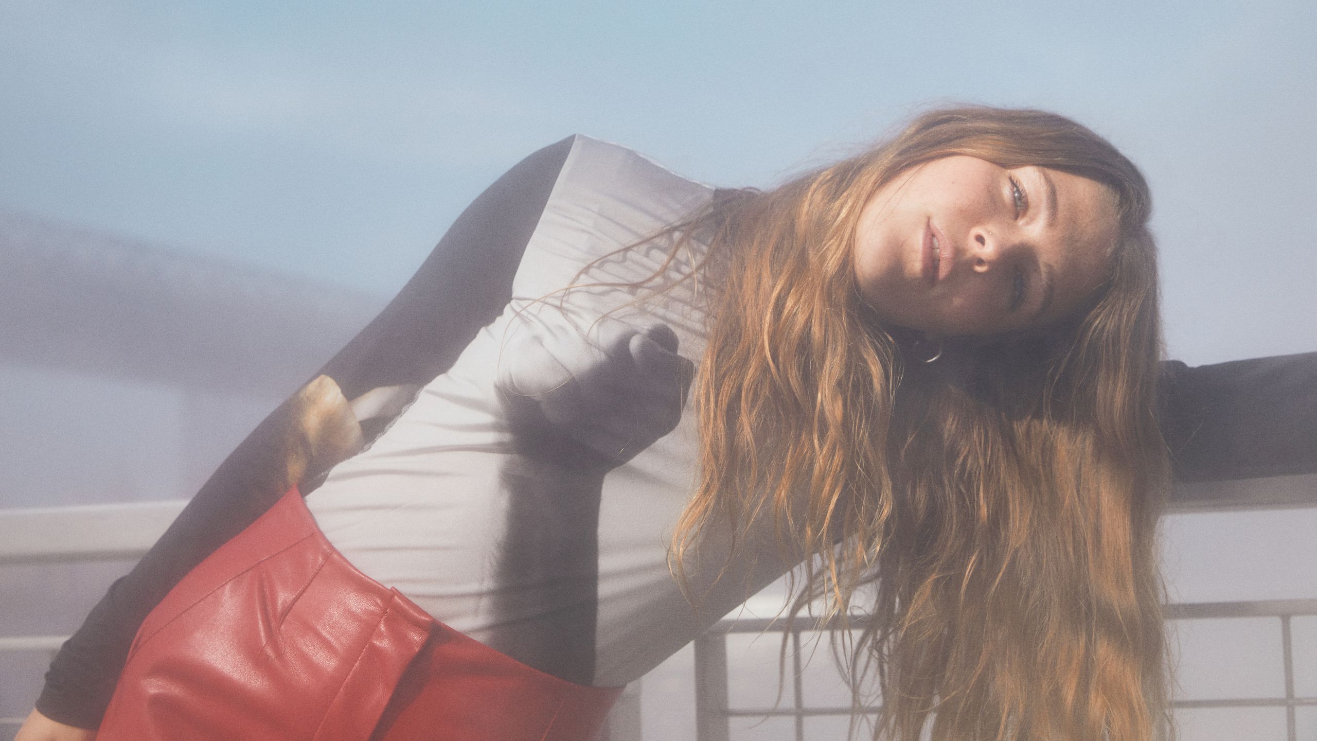 2560x1440 Maggie Rogers Makes Weird Music For Normal Ish People