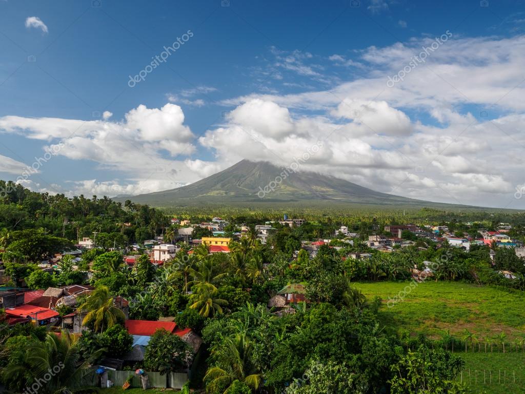1024x768 Mayon volcano in Bicol, Philippines