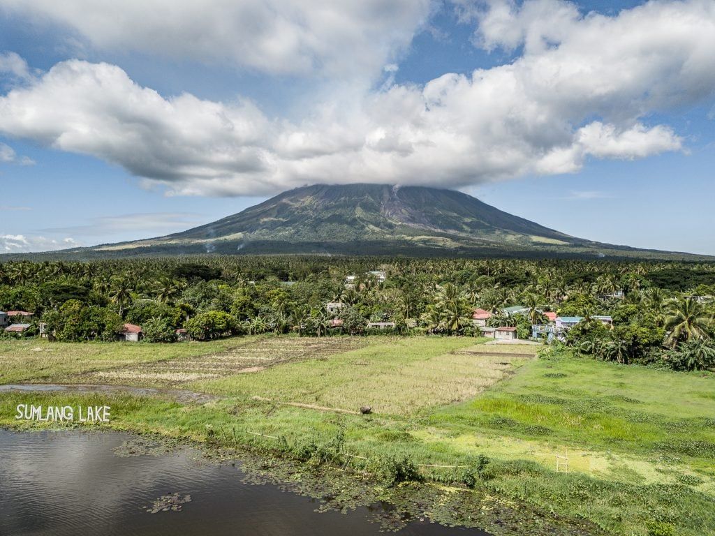1024x768 Volcanoes and Tropical Islands: Drone Picture From Bicol in the Philippines