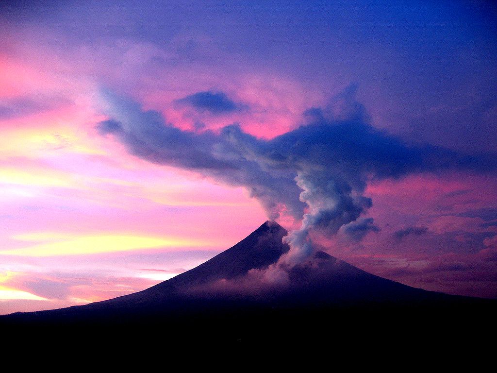 1024x768 Mayon Volcano in Bicol, Philippines. A glimpse of an active