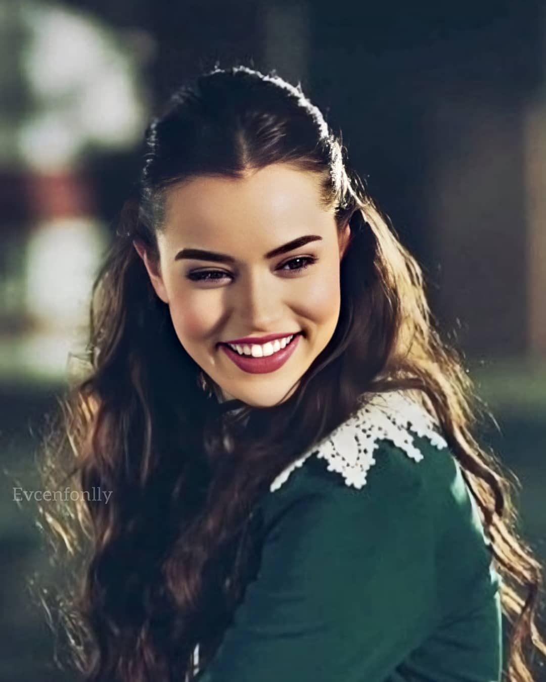 1080x1350 Fahriye Evcen Özçivit Wallpaper