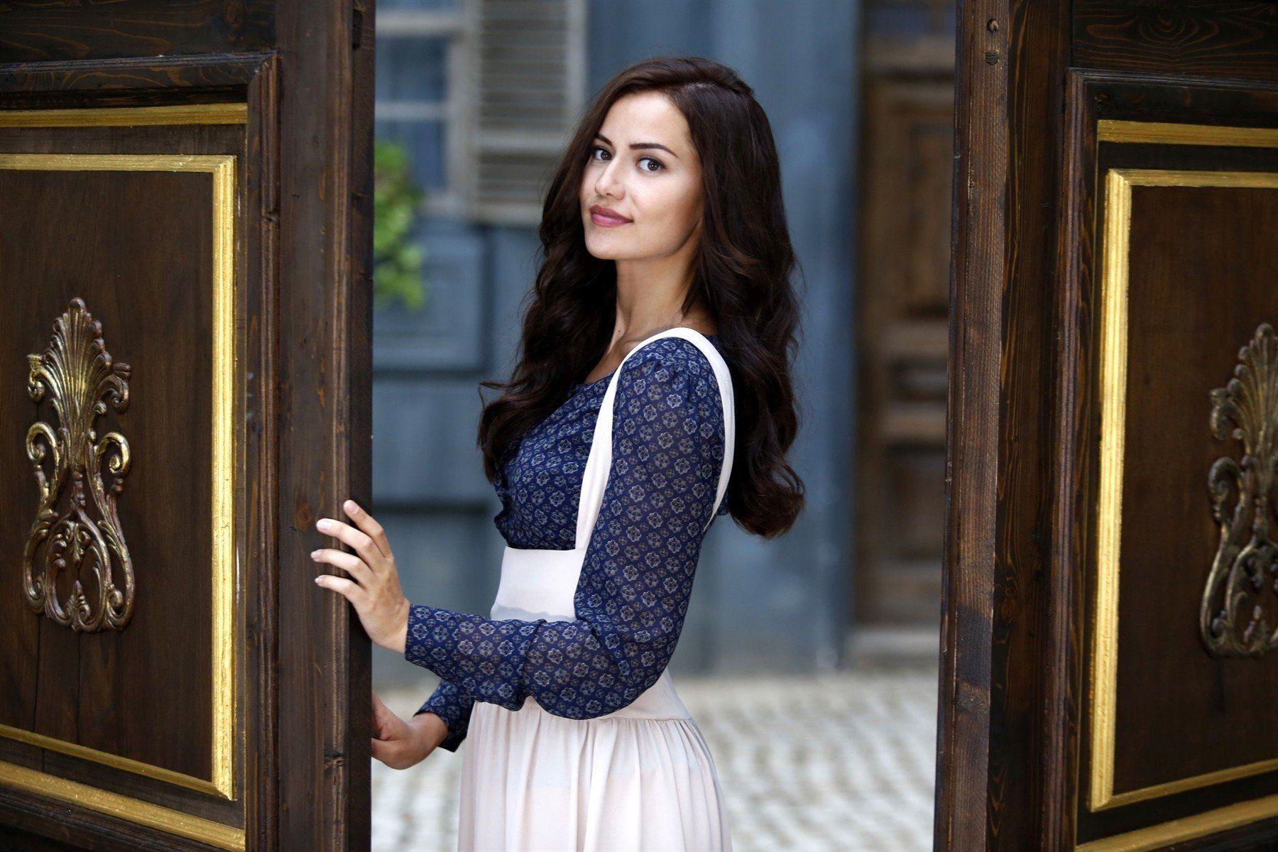 1800x1200 Fahriye Evcen Wallpaper