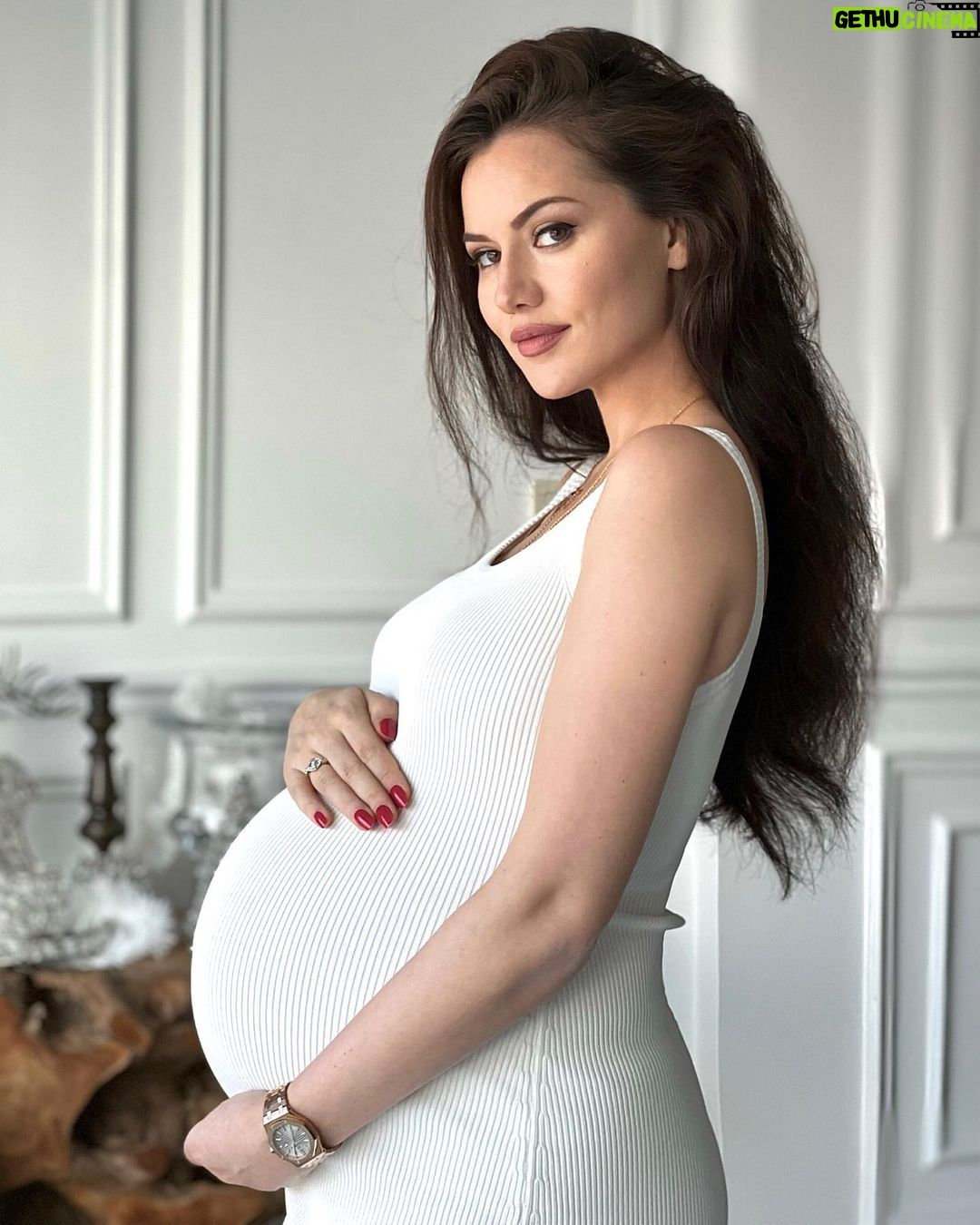 1080x1350 Actress Fahriye Evcen HD Instagram Photo and Wallpaper April 2023