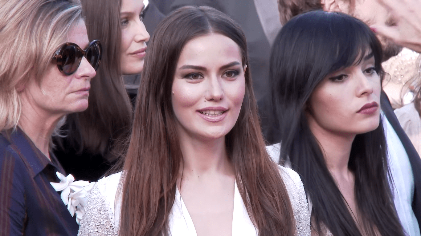 1366x768 Fahriye Evcen at Cannes 2017 (3).png