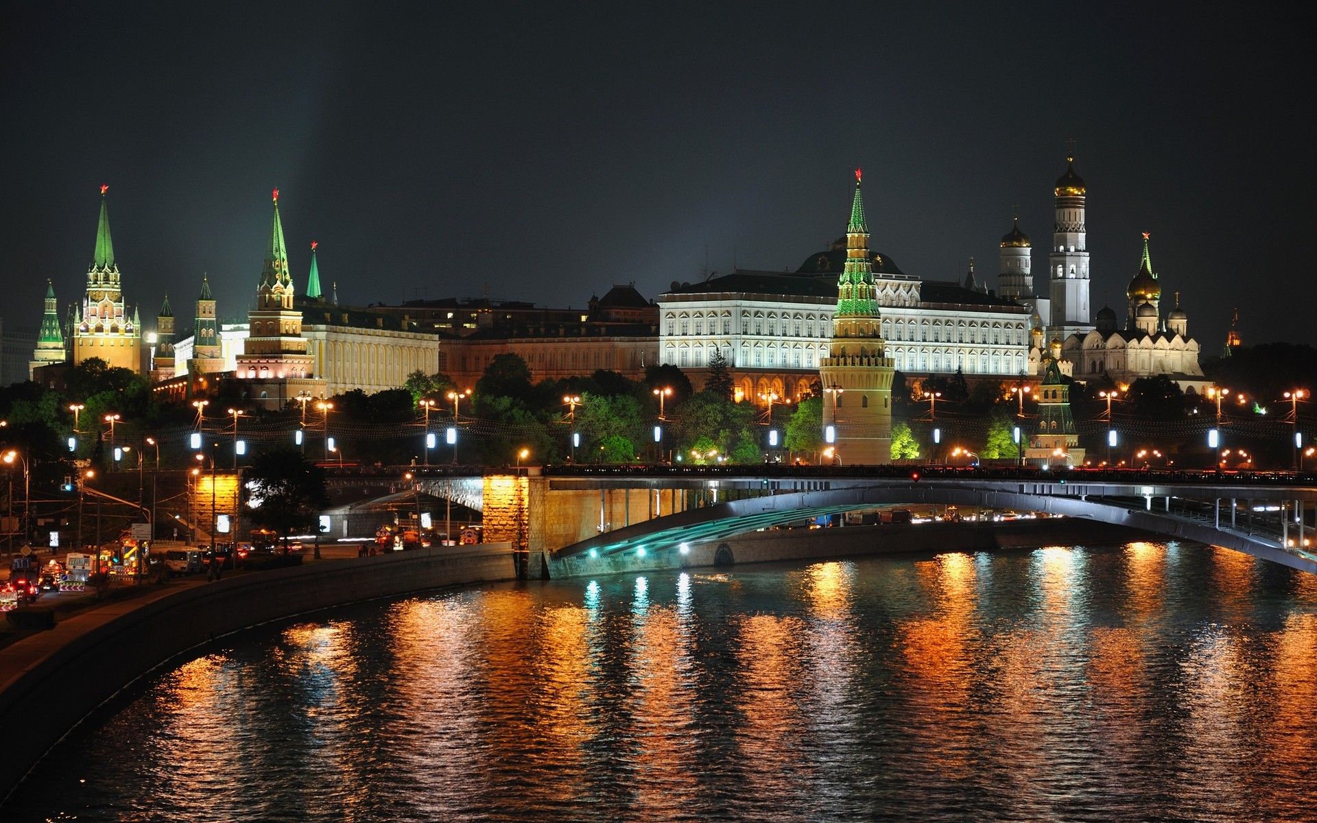 1920x1200 Evening view of the Kremlin Moscow river