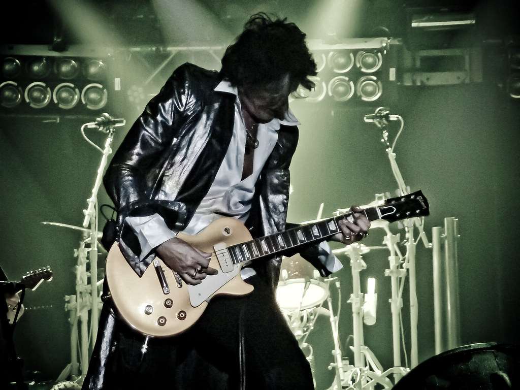 1024x768 Joe Perry The Style And The Solos