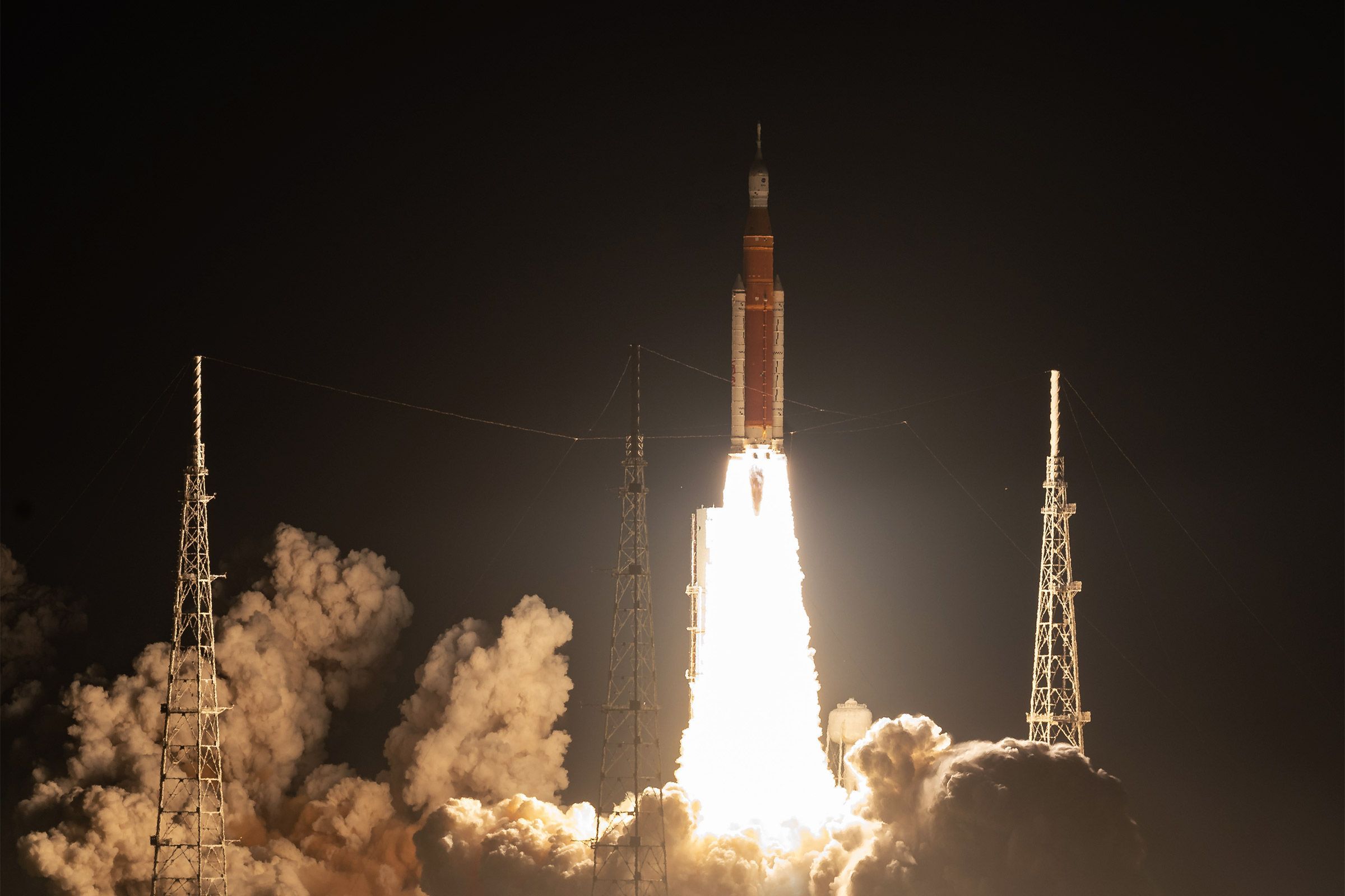 2400x1600 NASA's Huge SLS Rocket Finally Launches the Artemis 1 Moon Mission